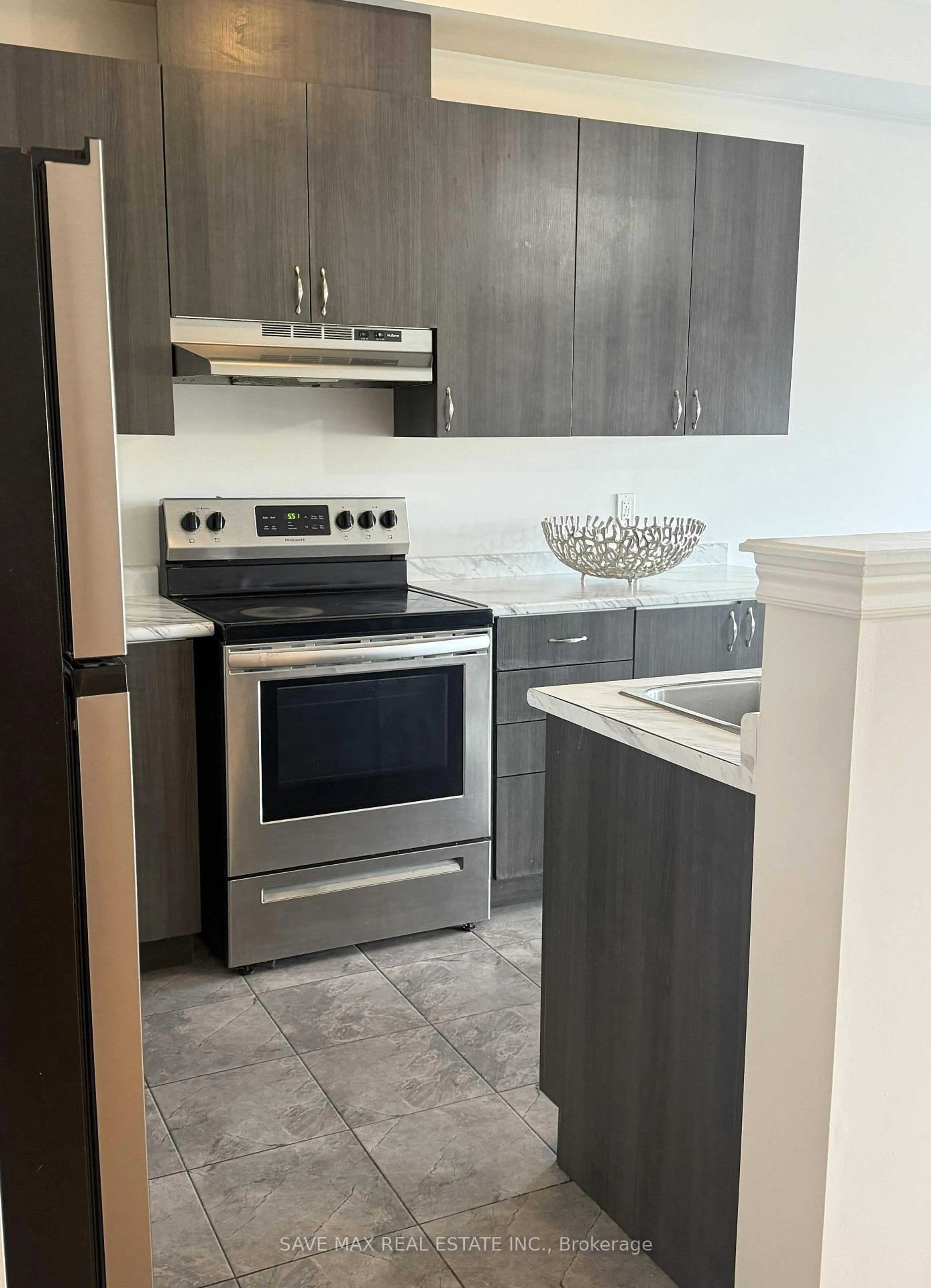 Standard kitchen, unknown for 9 Phyllis Dr, Caledon Ontario L7C 4E3