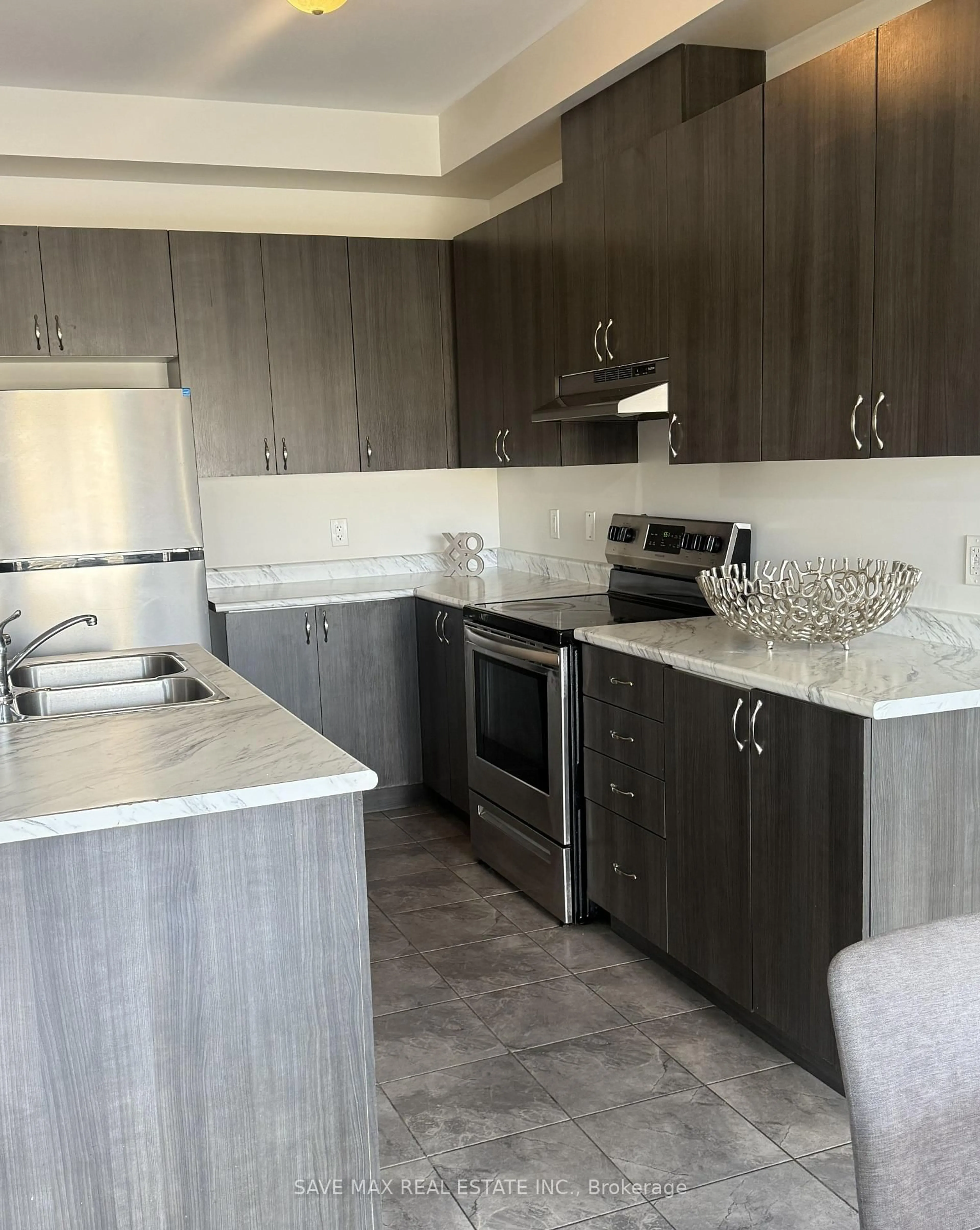 Standard kitchen, unknown for 9 Phyllis Dr, Caledon Ontario L7C 4E3