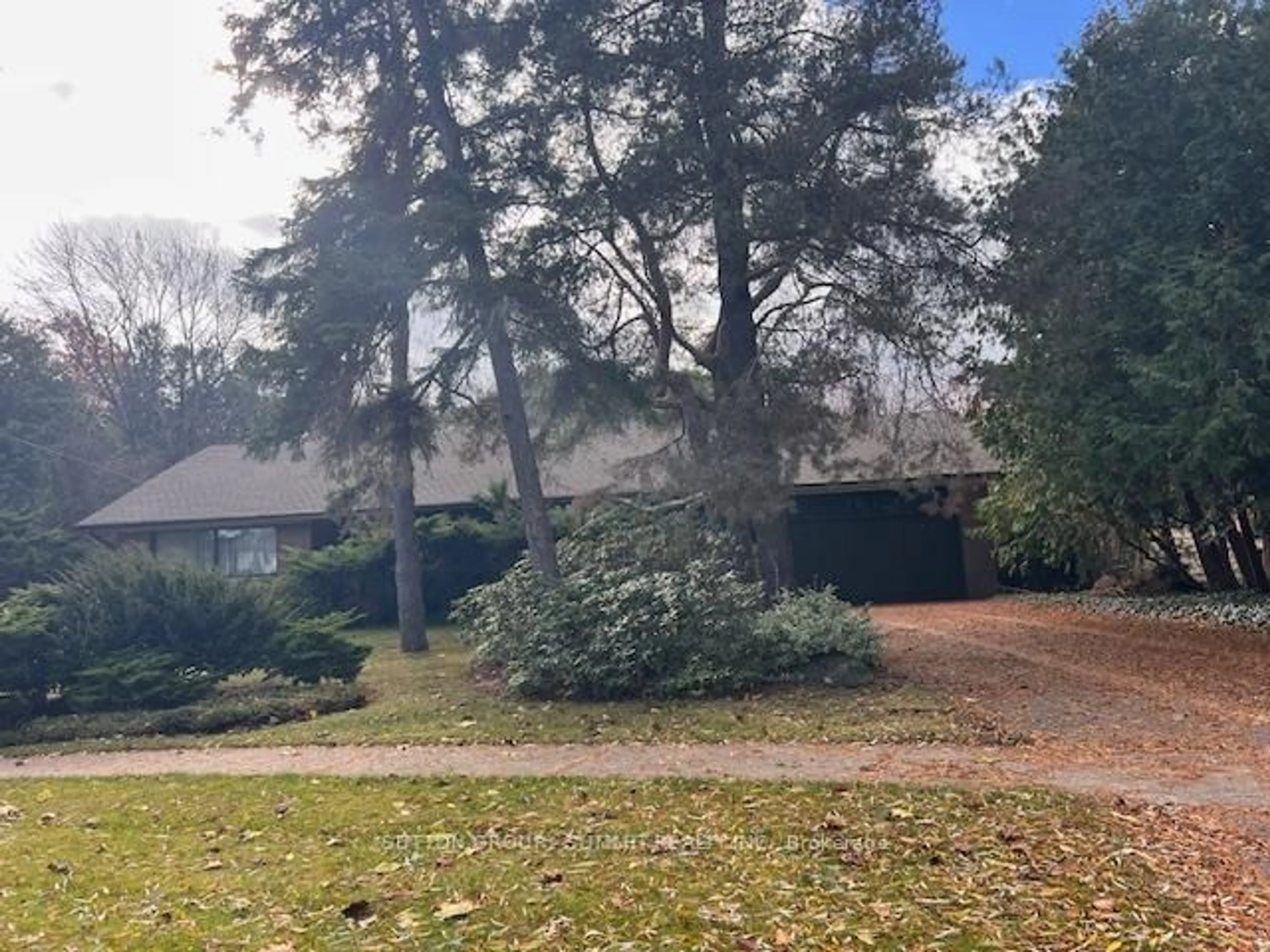 A pic from outside/outdoor area/front of a property/back of a property/a pic from drone, forest/trees view for 2264 Courier Lane, Mississauga Ontario L5C 1V2