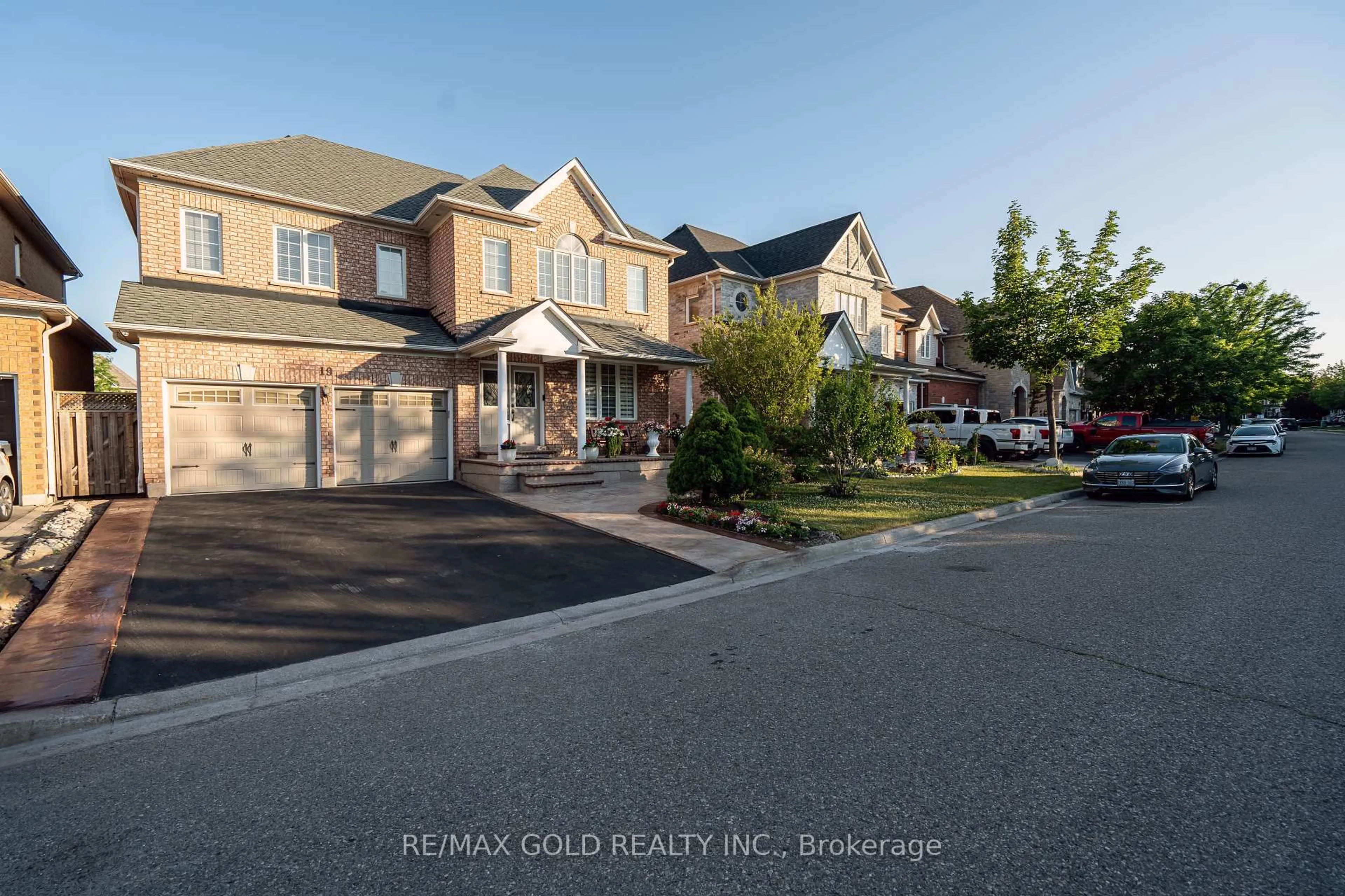 A pic from outside/outdoor area/front of a property/back of a property/a pic from drone, street for 19 Rushbrook Dr, Brampton Ontario L6P 1E4