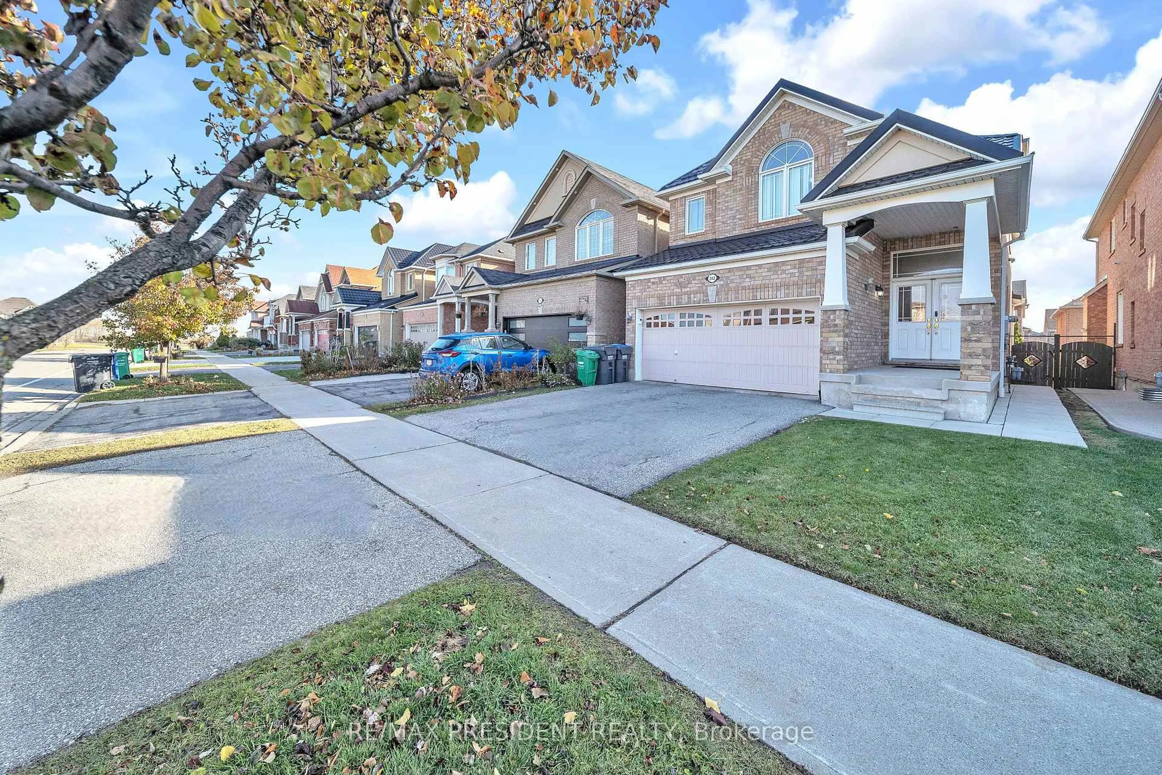 A pic from outside/outdoor area/front of a property/back of a property/a pic from drone, street for 342 Panhellenic Dr, Mississauga Ontario L5W 0B9