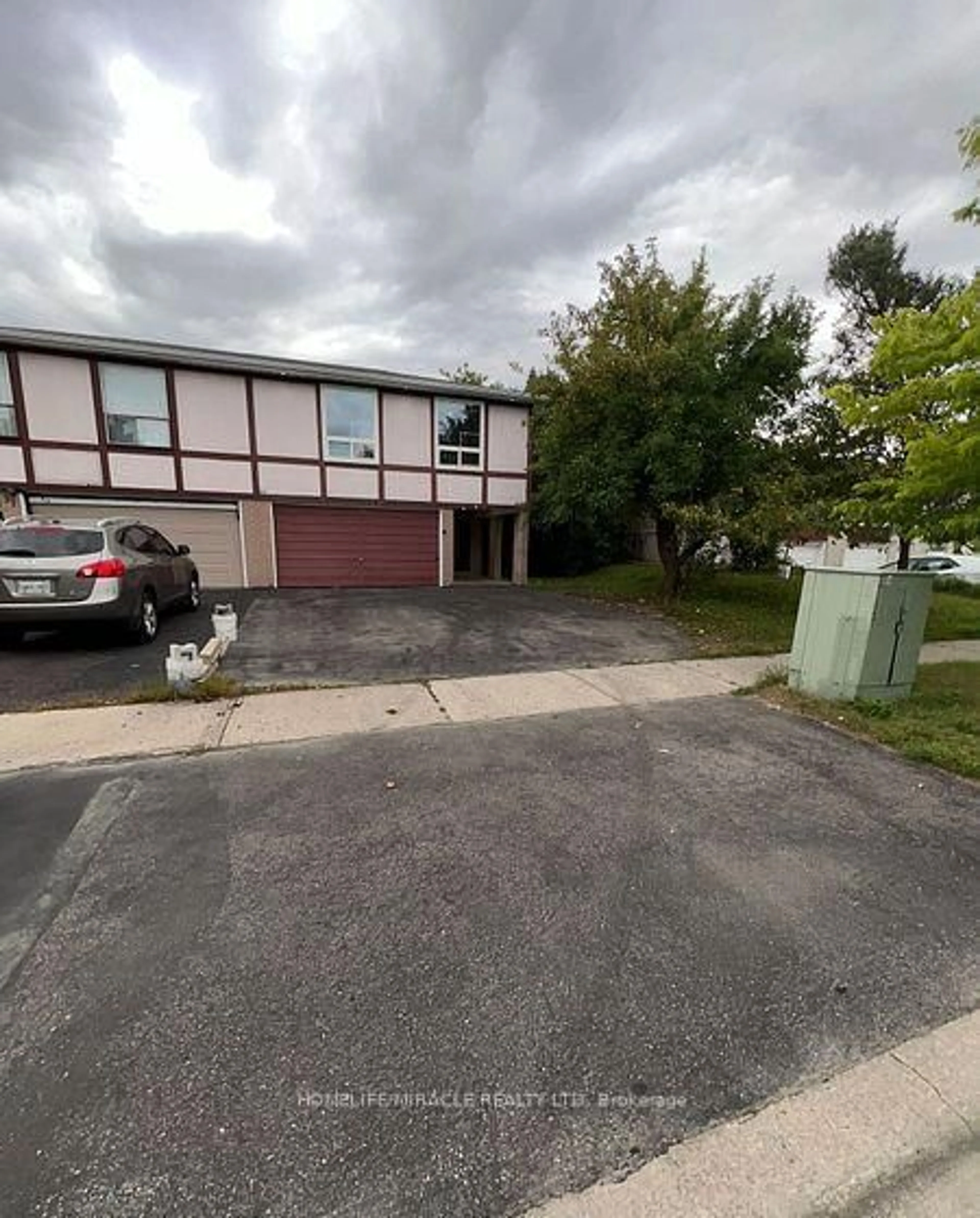 A pic from outside/outdoor area/front of a property/back of a property/a pic from drone, street for 93 Greenbriar Rd, Brampton Ontario L6S 2A4