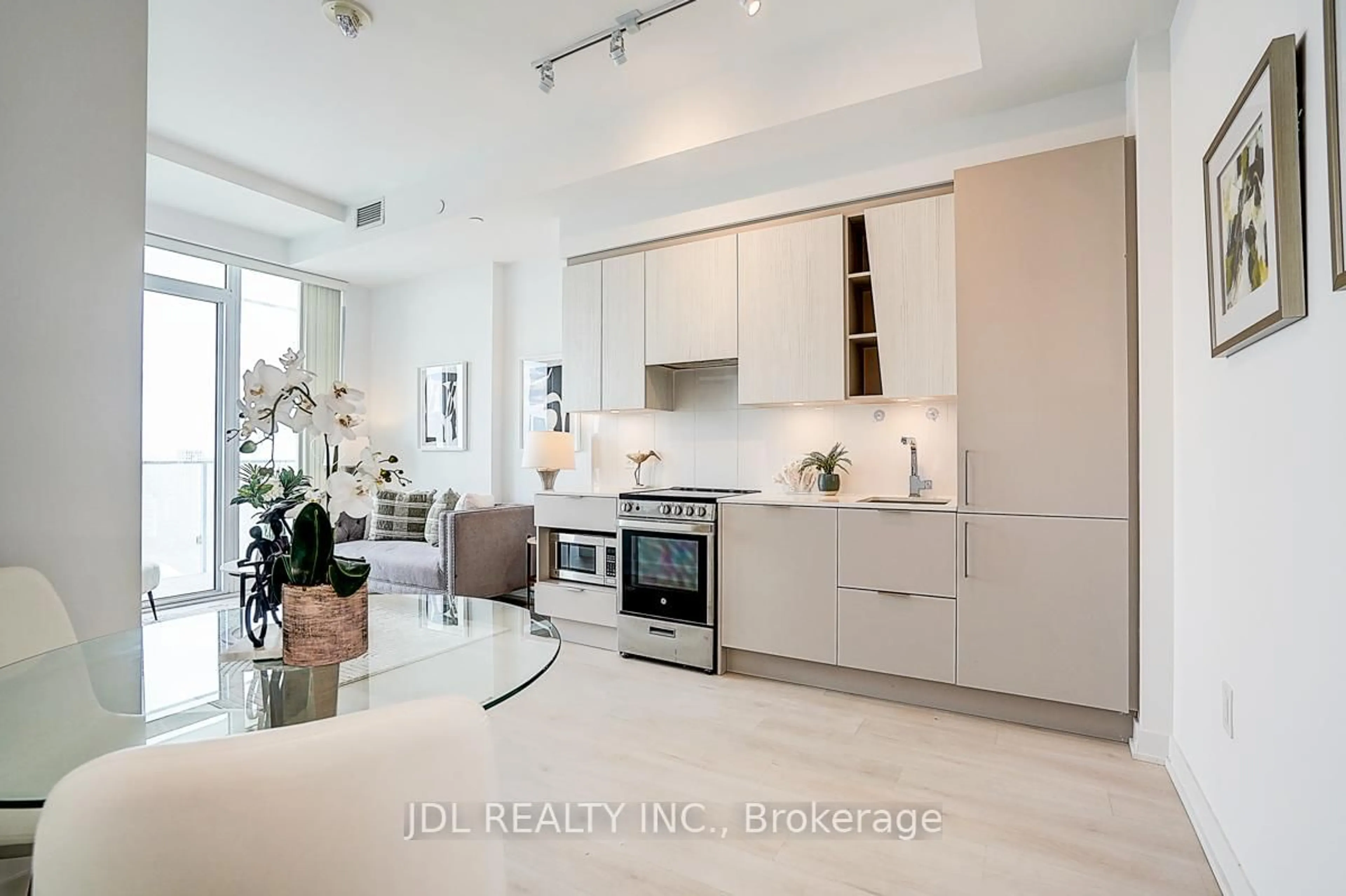 Open concept kitchen, ceramic/tile floor for 3900 Confederation Pkwy #3613, Mississauga Ontario L5B 0M3