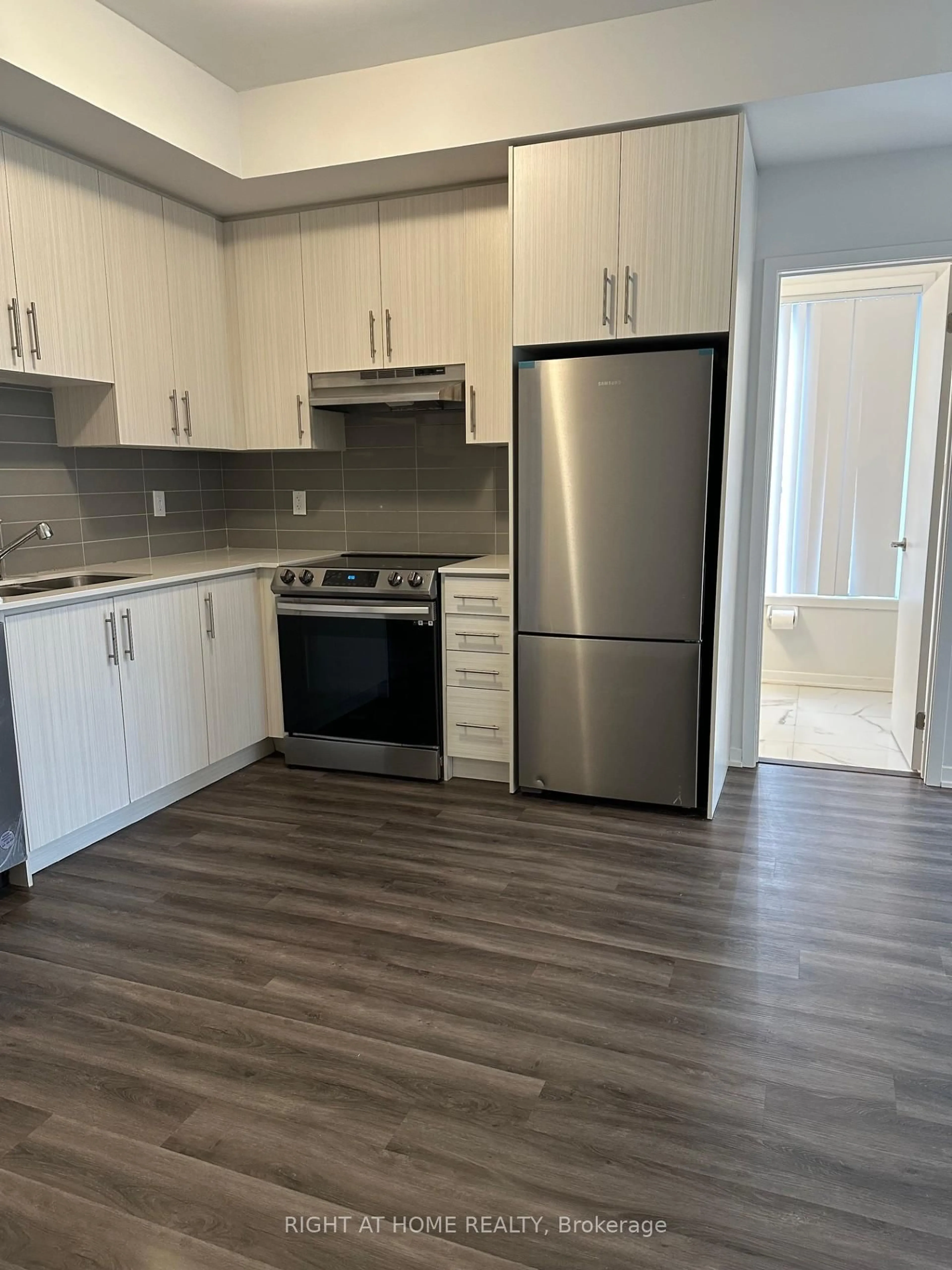 Standard kitchen, wood/laminate floor for 20 WILLIAM JACKSON Way #90, Toronto Ontario M8V 0J7