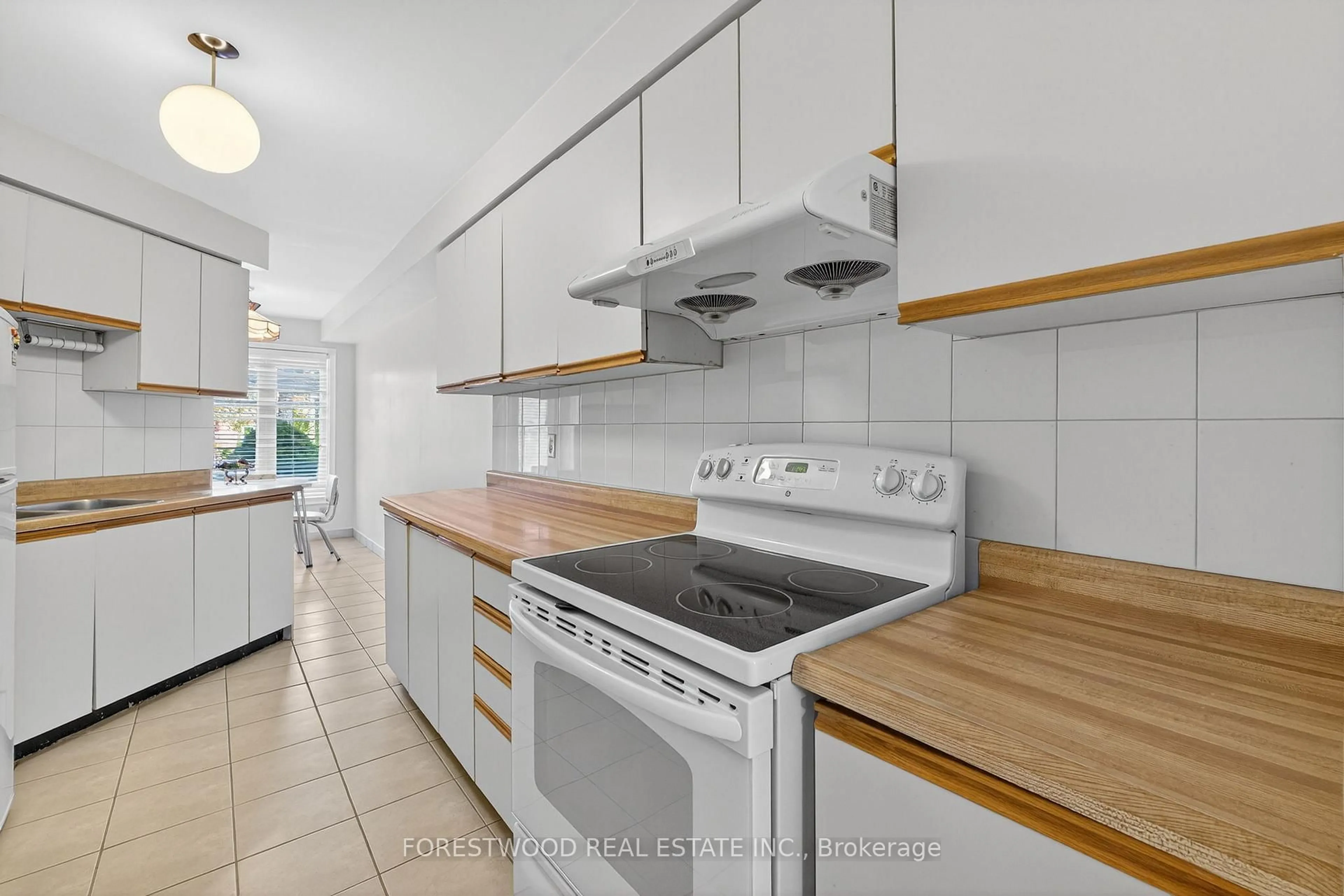 Standard kitchen, ceramic/tile floor for 320 Tailfeather Cres #5, Mississauga Ontario L4Z 2Z6