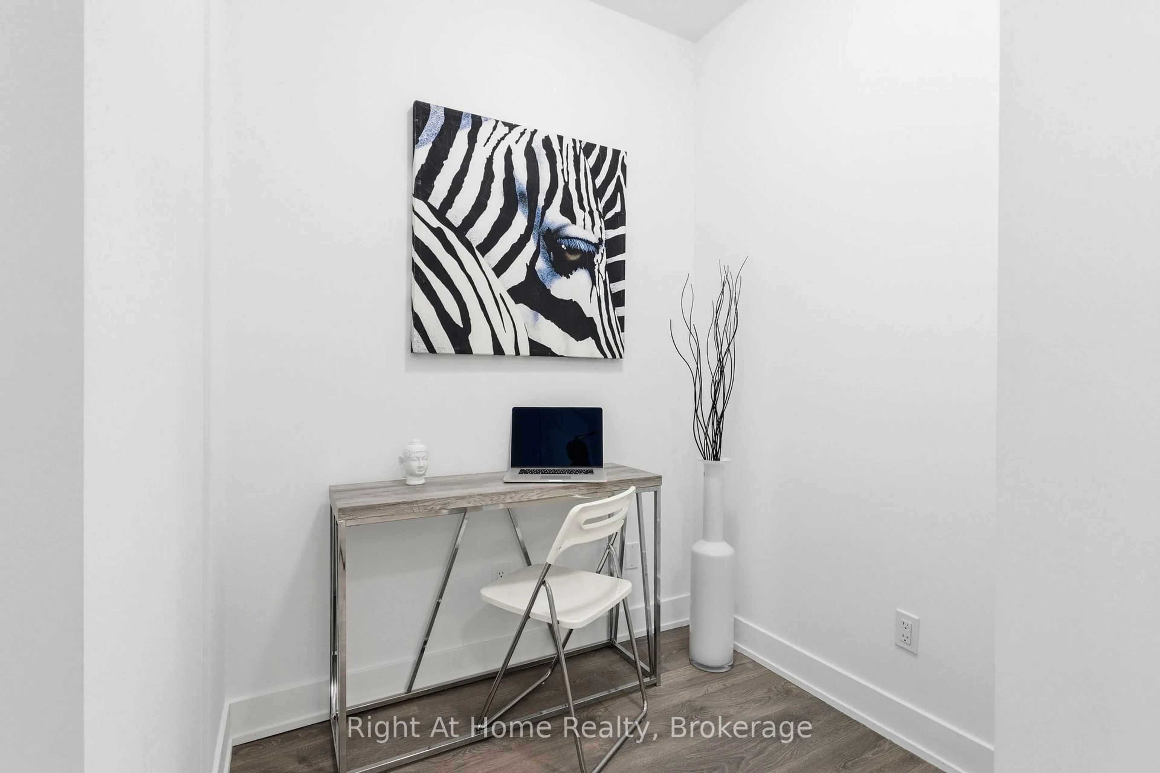 A pic of a room for 2489 Taunton Rd #815, Oakville Ontario L6H 3R8