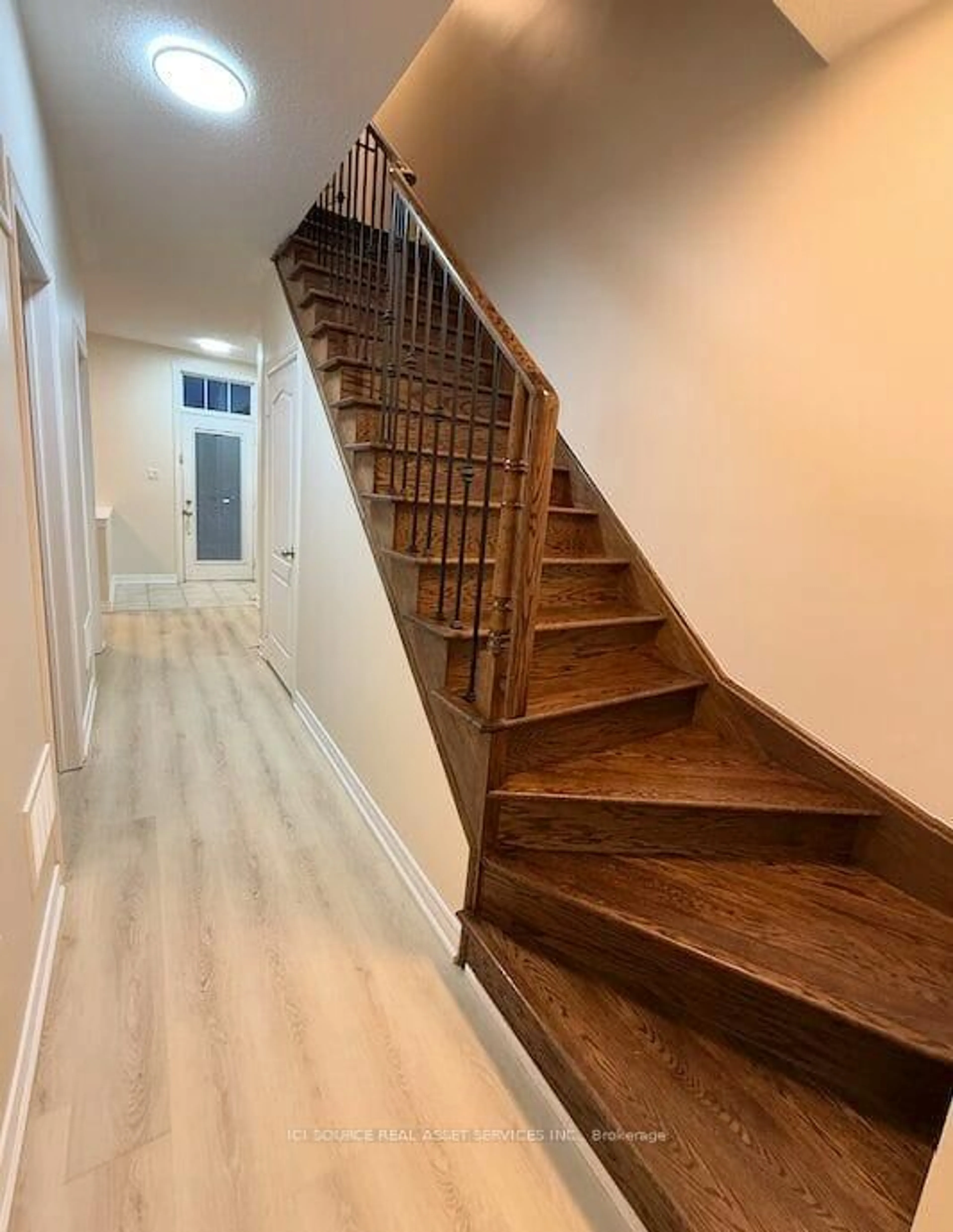Stairs for 3215 Thomas St #4, Mississauga Ontario L5M 0M2