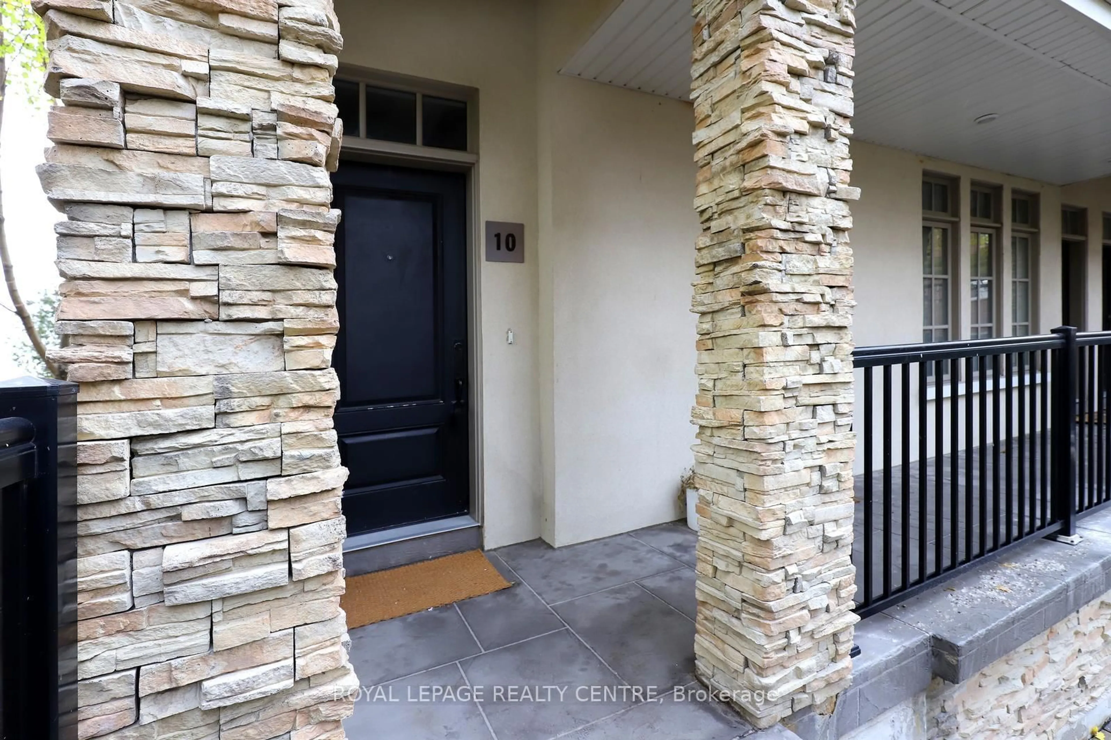 Indoor entryway for 3077 Cawthra Rd #10, Mississauga Ontario L5A 2X4