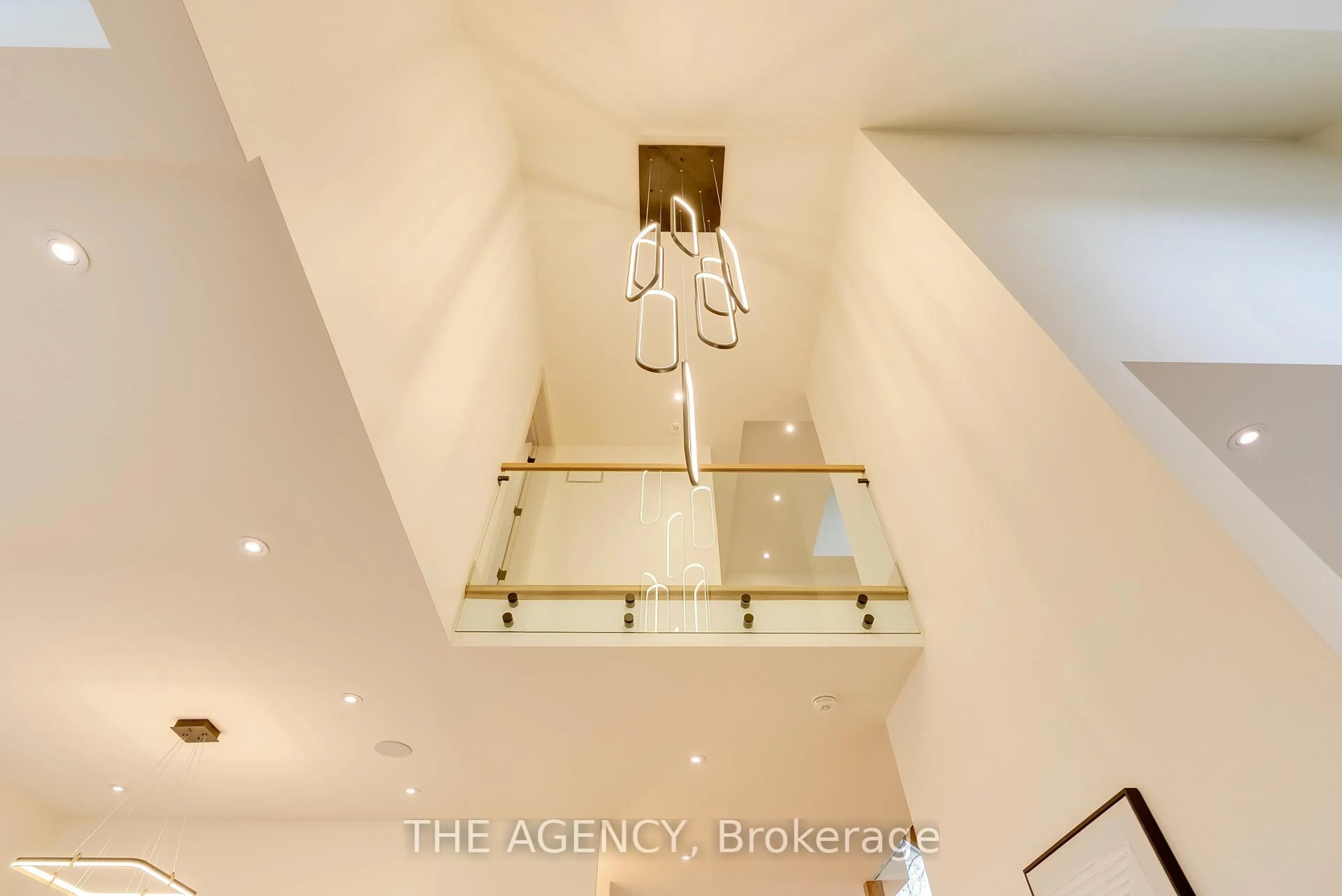 Indoor foyer for 512 Weynway Crt, Oakville Ontario L6L 4G7