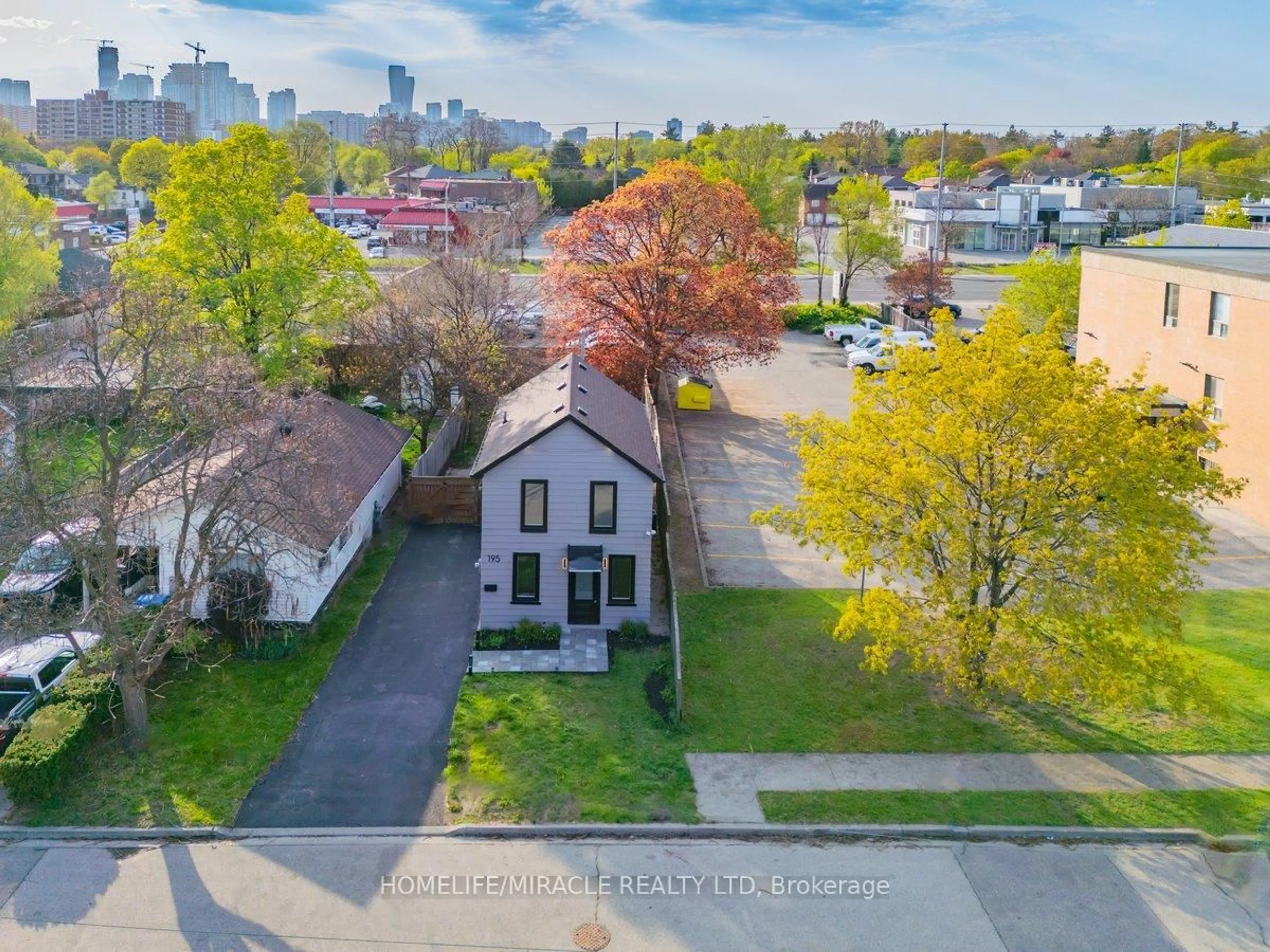 A pic from outside/outdoor area/front of a property/back of a property/a pic from drone, street for 195 Randi Rd, Mississauga Ontario L5A 1V6