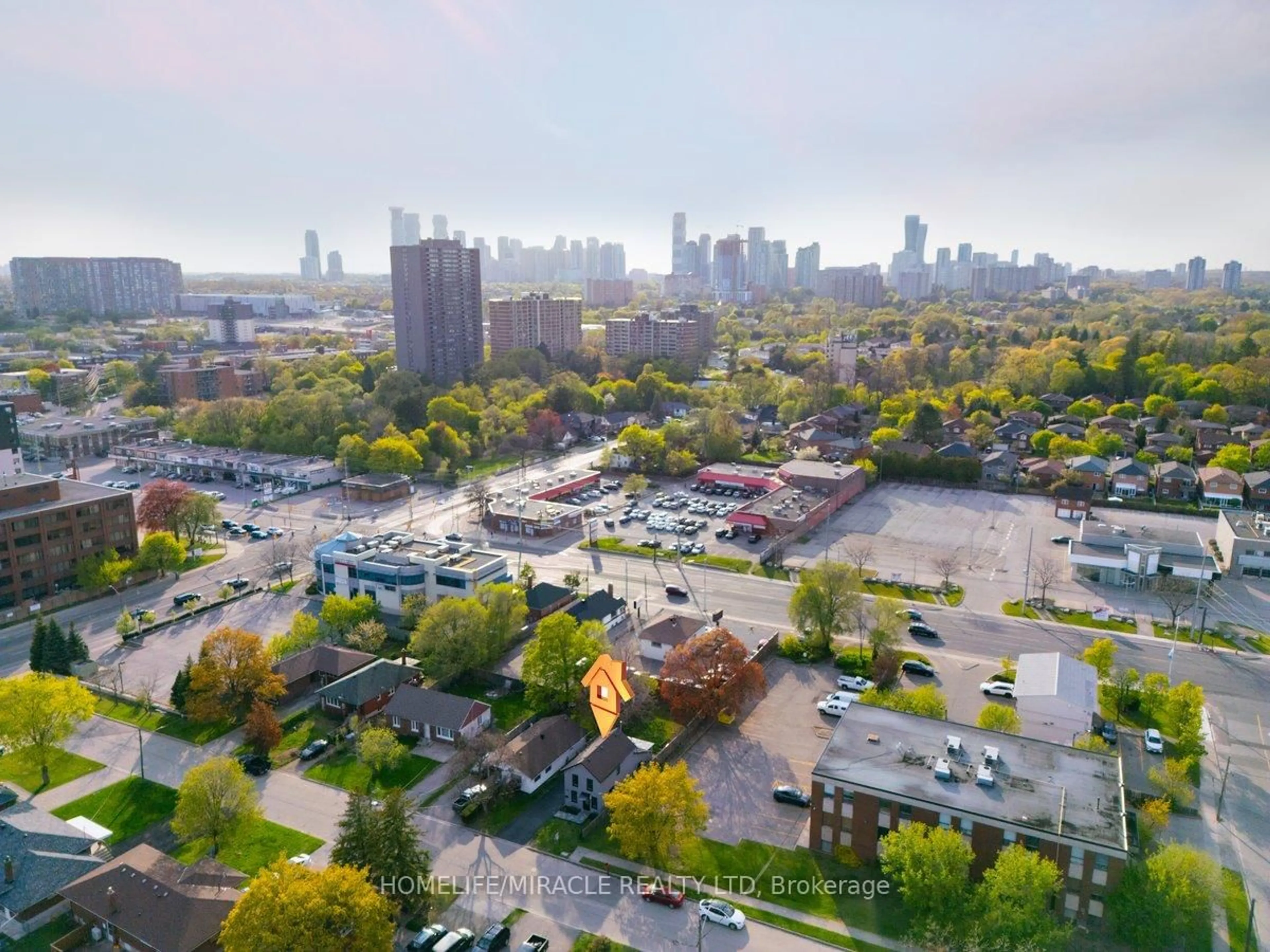 A pic from outside/outdoor area/front of a property/back of a property/a pic from drone, city buildings view from balcony for 195 Randi Rd, Mississauga Ontario L5A 1V6