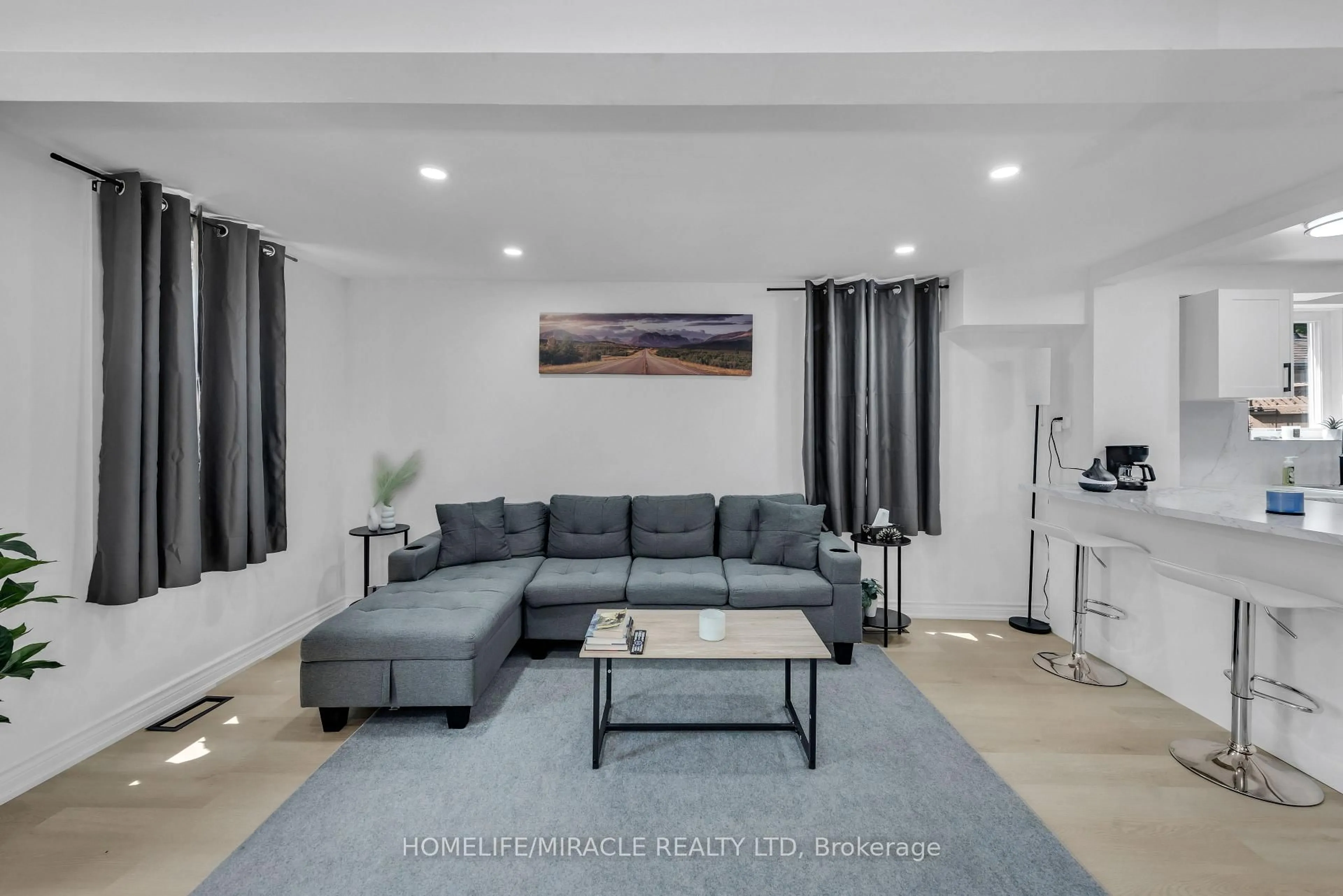 Living room with furniture, unknown for 195 Randi Rd, Mississauga Ontario L5A 1V6