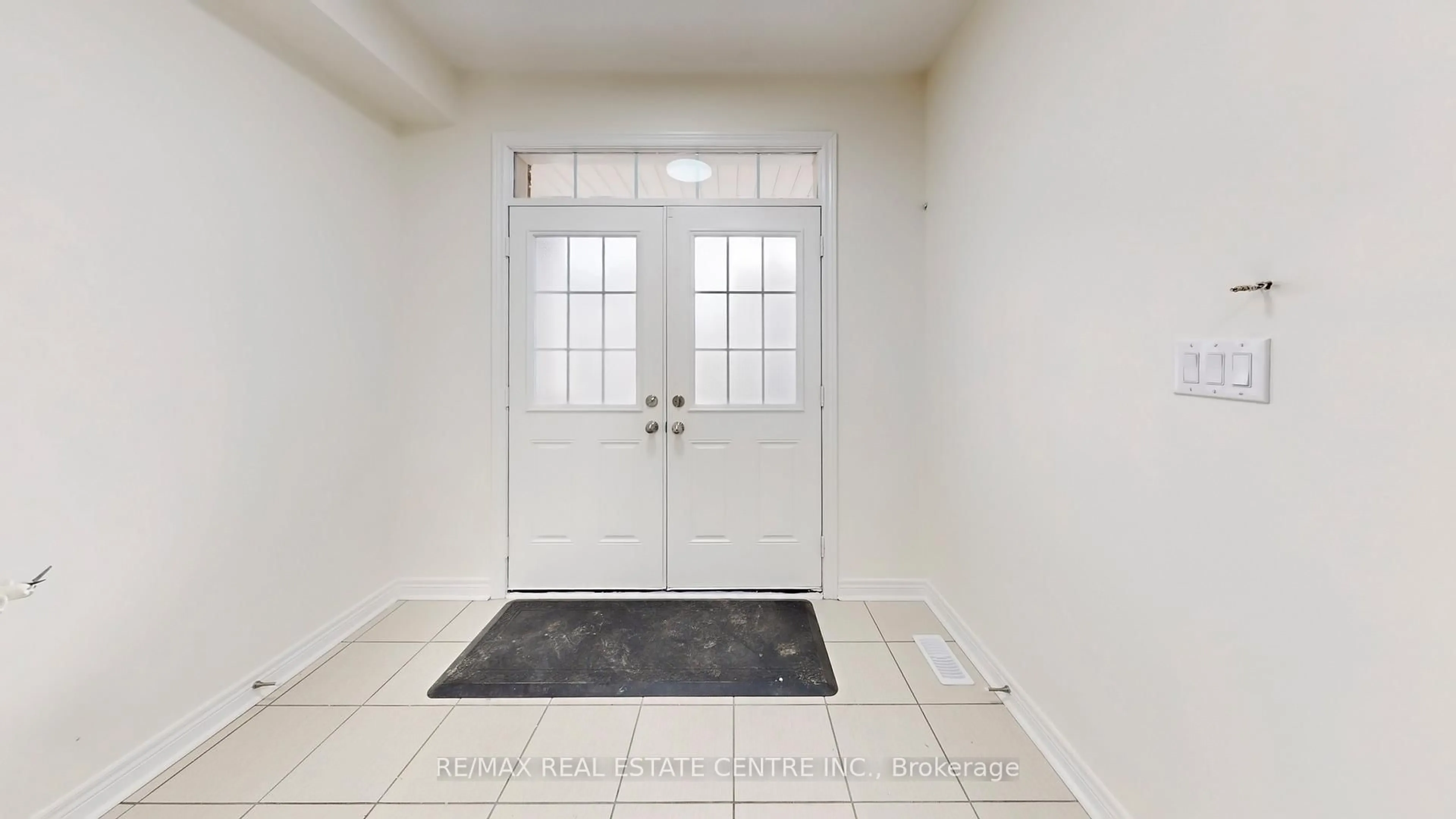 Indoor entryway for 8 Rangemore Rd, Brampton Ontario L7A 0B2