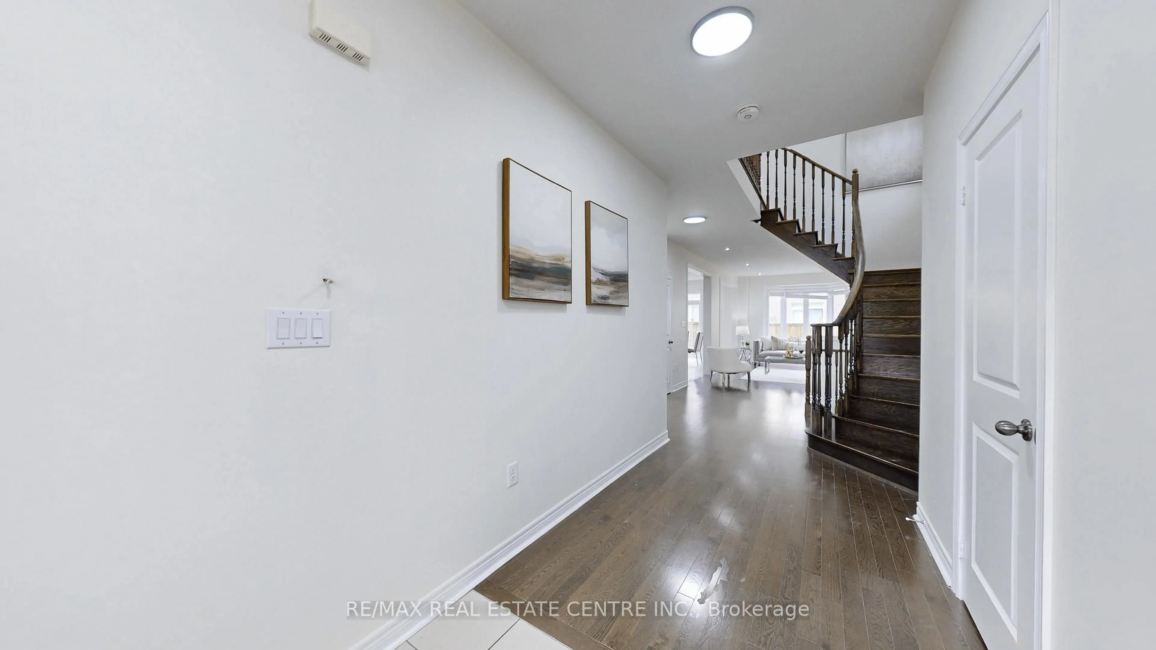 Indoor foyer for 8 Rangemore Rd, Brampton Ontario L7A 0B2