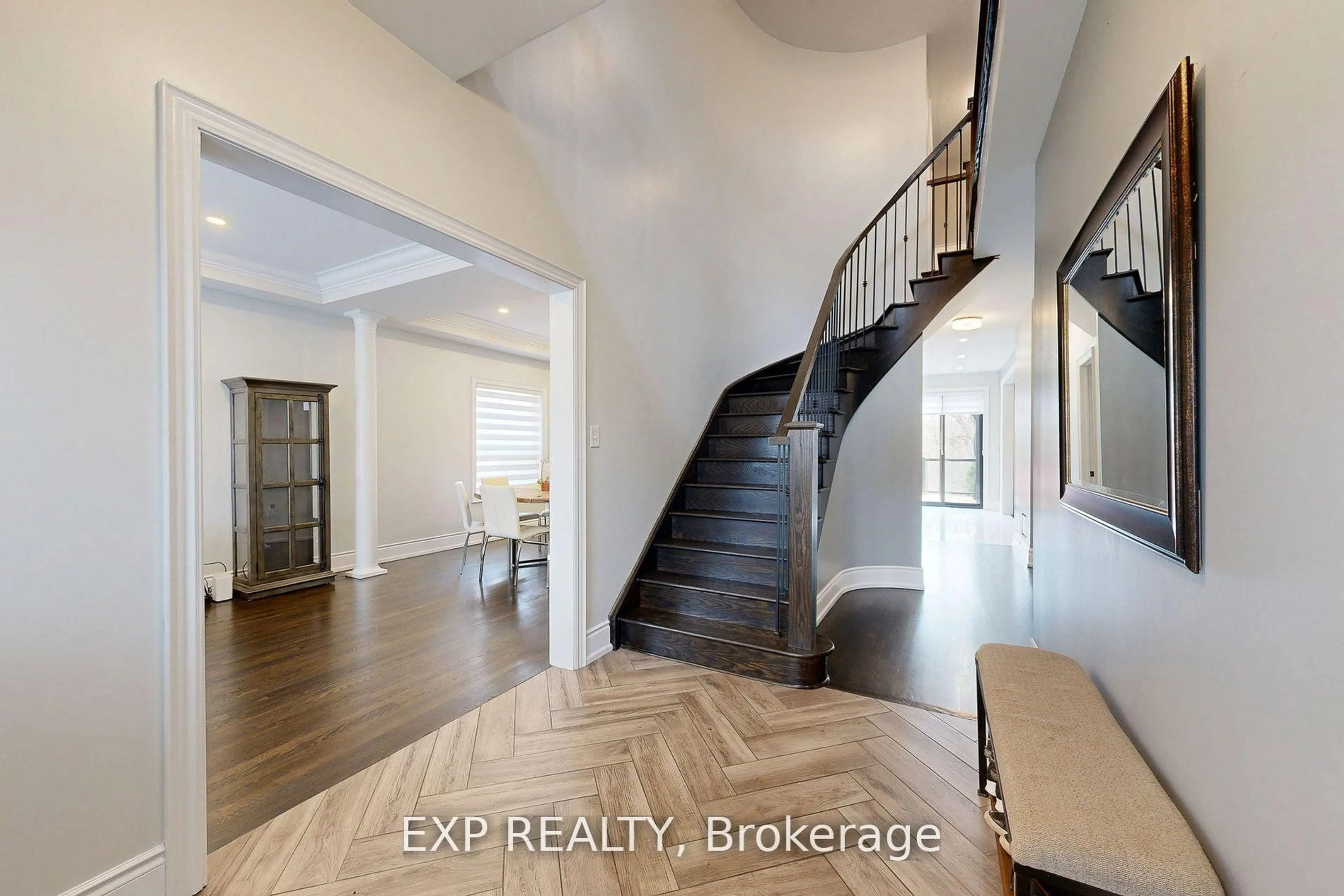 Indoor entryway for 100 Dells Cres, Brampton Ontario L7A 2X1