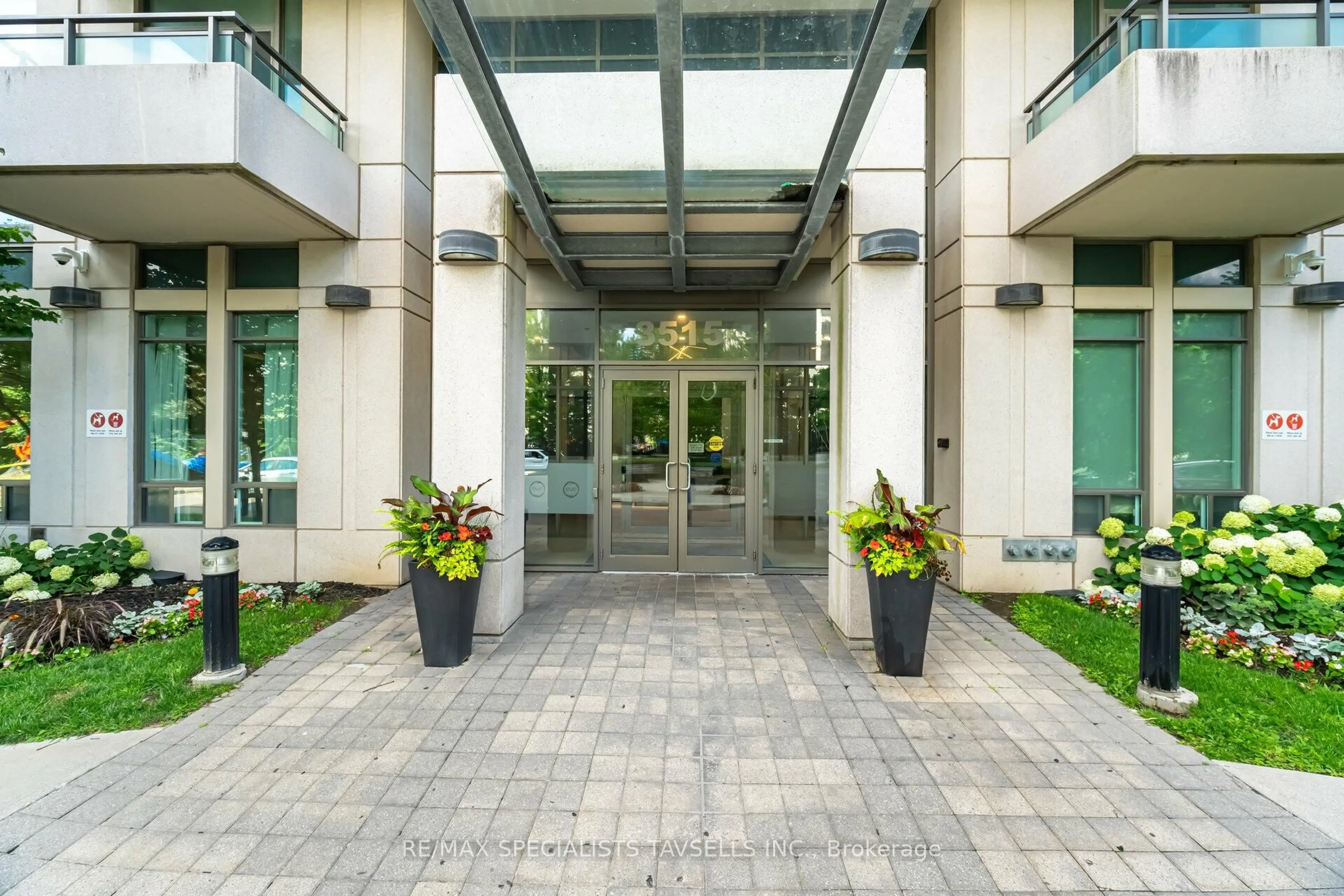 Indoor foyer for 3515 Kariya Dr #3301, Mississauga Ontario L5B 0C1