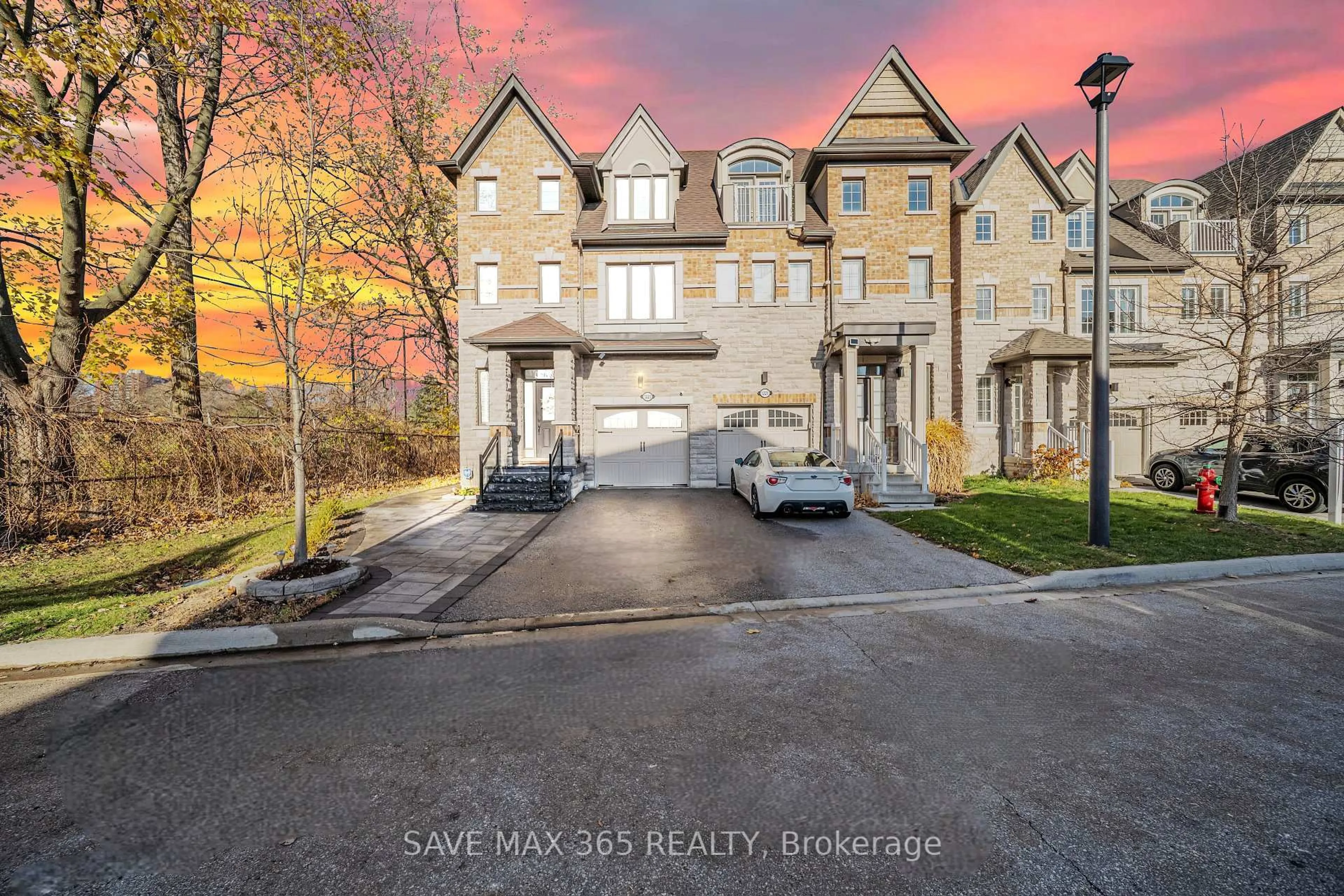 A pic from outside/outdoor area/front of a property/back of a property/a pic from drone, street for 1223 Owls Head Rd, Mississauga Ontario L5E 0A6