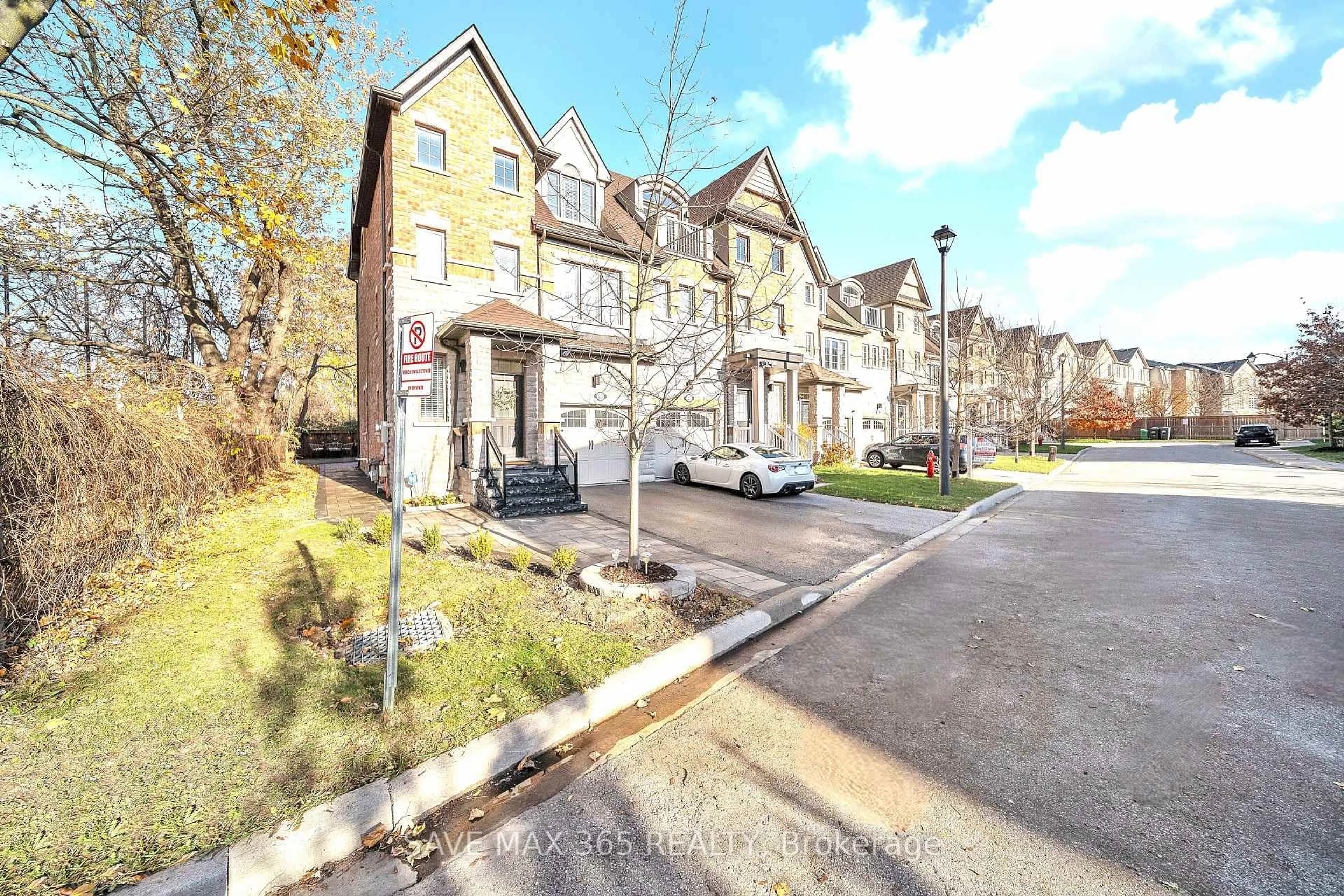 A pic from outside/outdoor area/front of a property/back of a property/a pic from drone, street for 1223 Owls Head Rd, Mississauga Ontario L5E 0A6