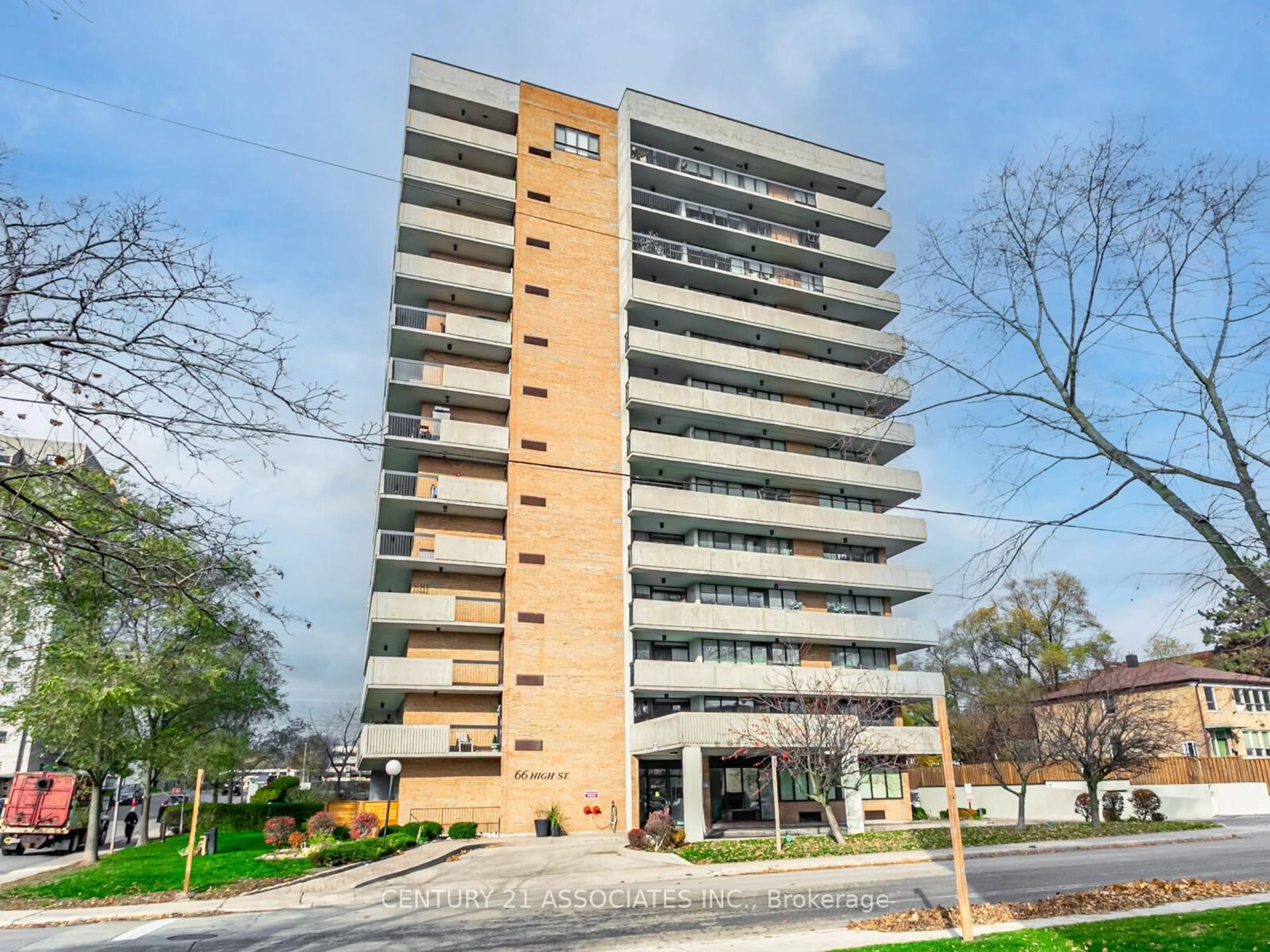 Indoor foyer for 66 High St #904, Mississauga Ontario L5G 1K2