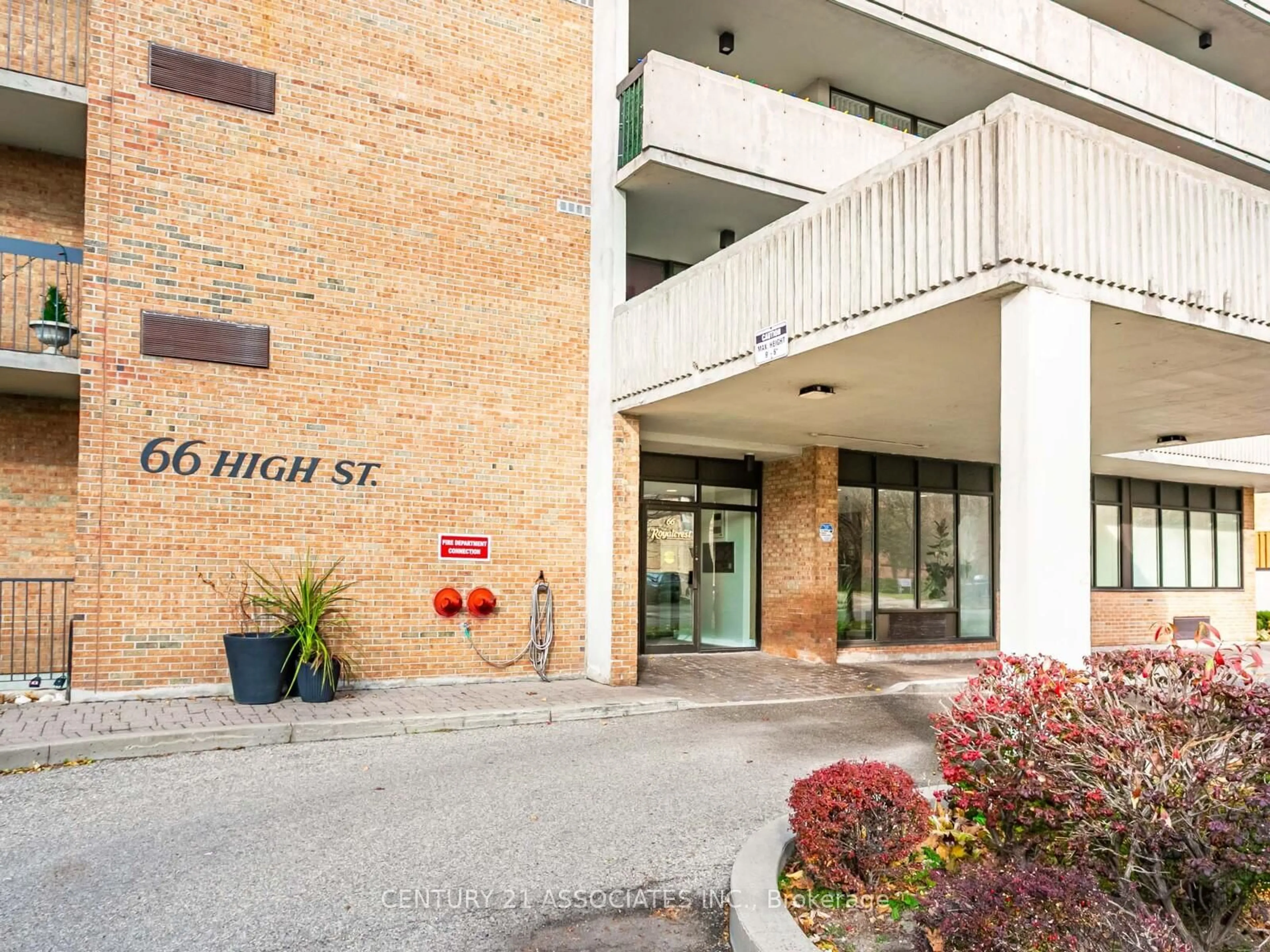 Indoor foyer for 66 High St #904, Mississauga Ontario L5G 1K2