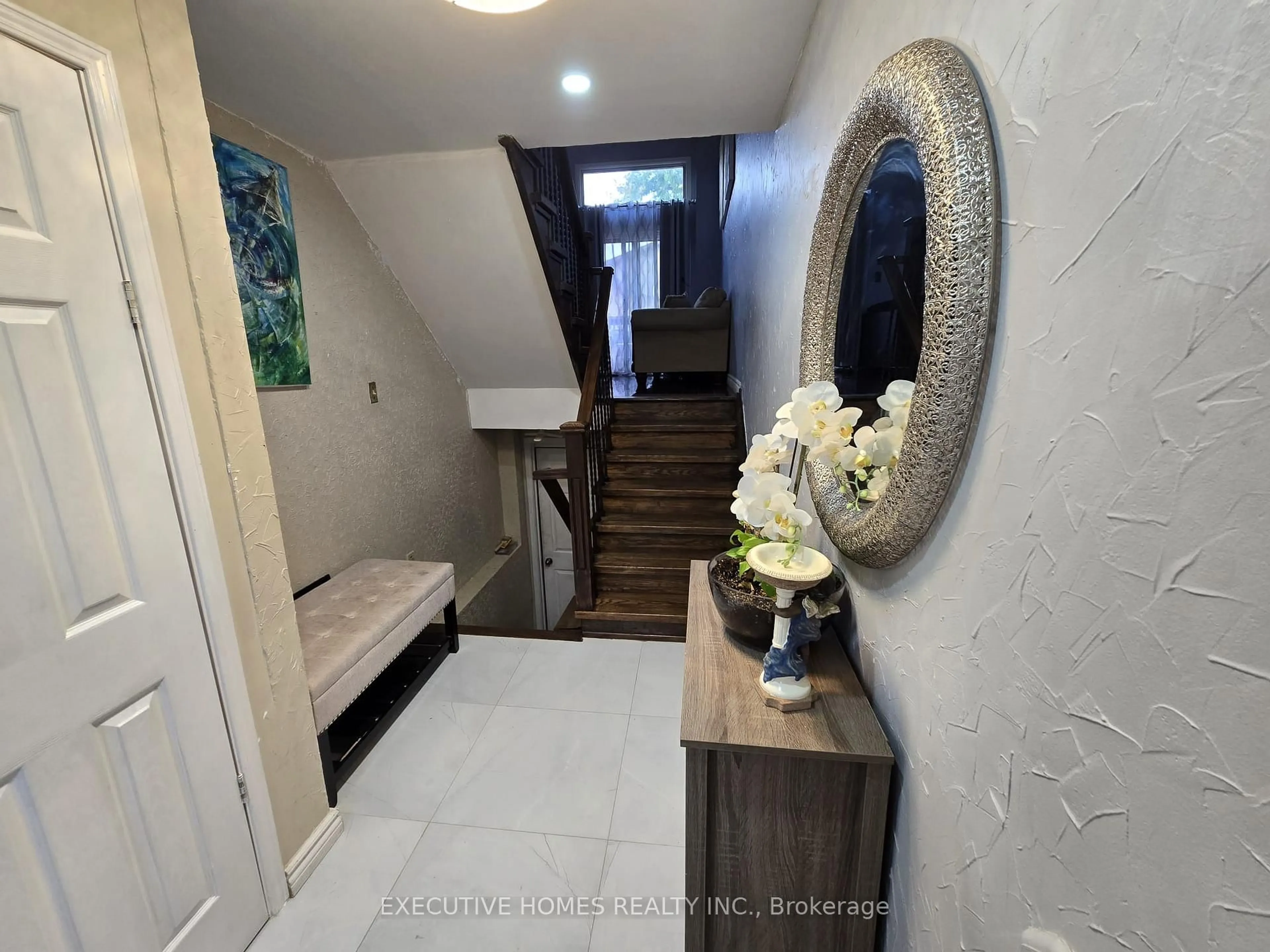 Indoor entryway for 61 Collins Cres, Brampton Ontario L6V 3N1