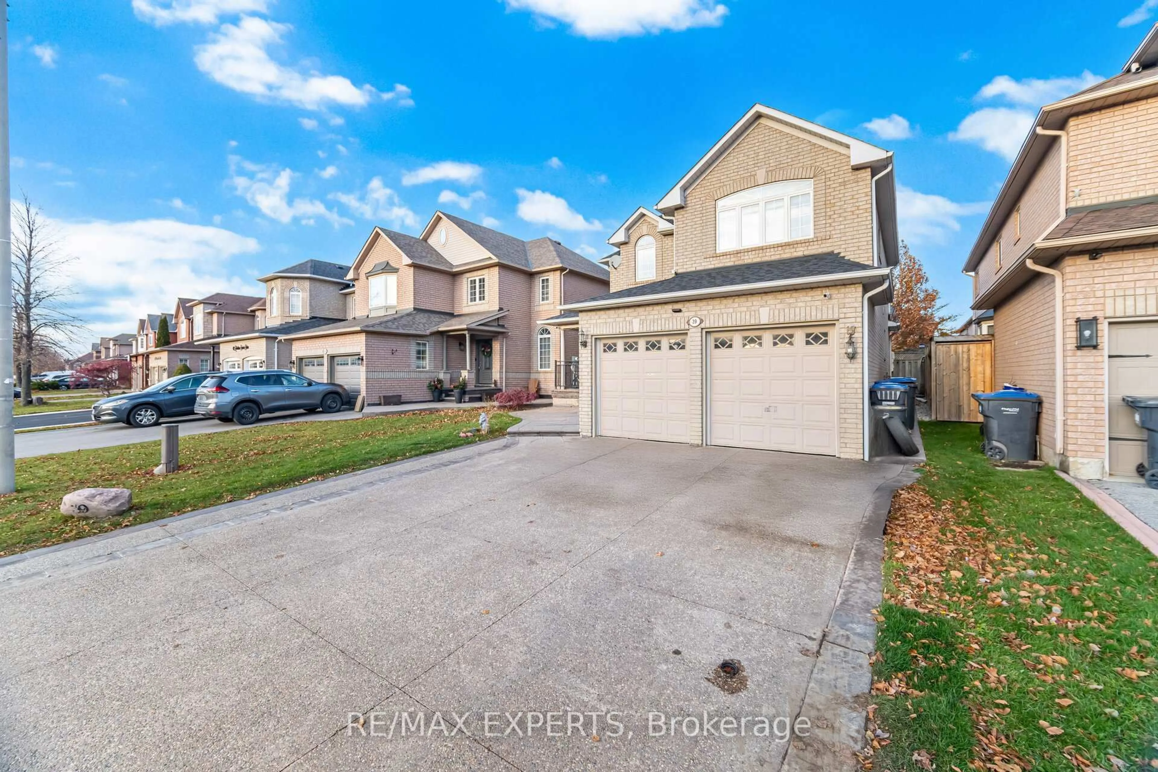 A pic from outside/outdoor area/front of a property/back of a property/a pic from drone, street for 39 Robertson Davies Dr, Brampton Ontario L7A 1K3