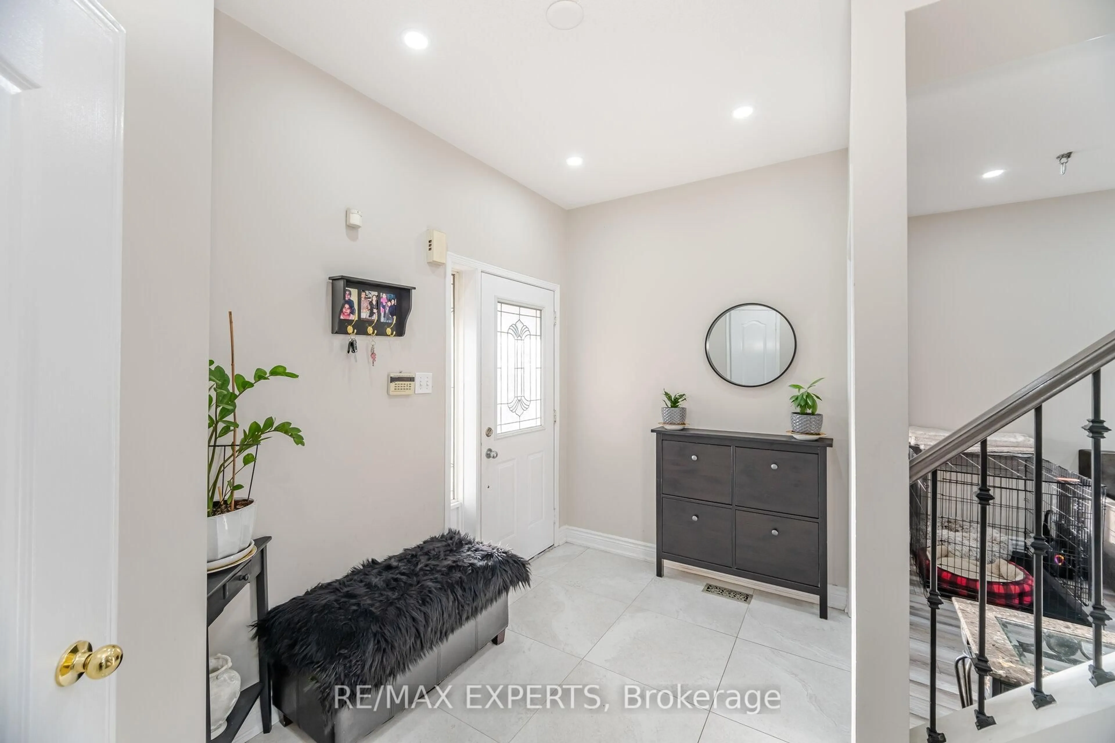 Indoor entryway for 39 Robertson Davies Dr, Brampton Ontario L7A 1K3