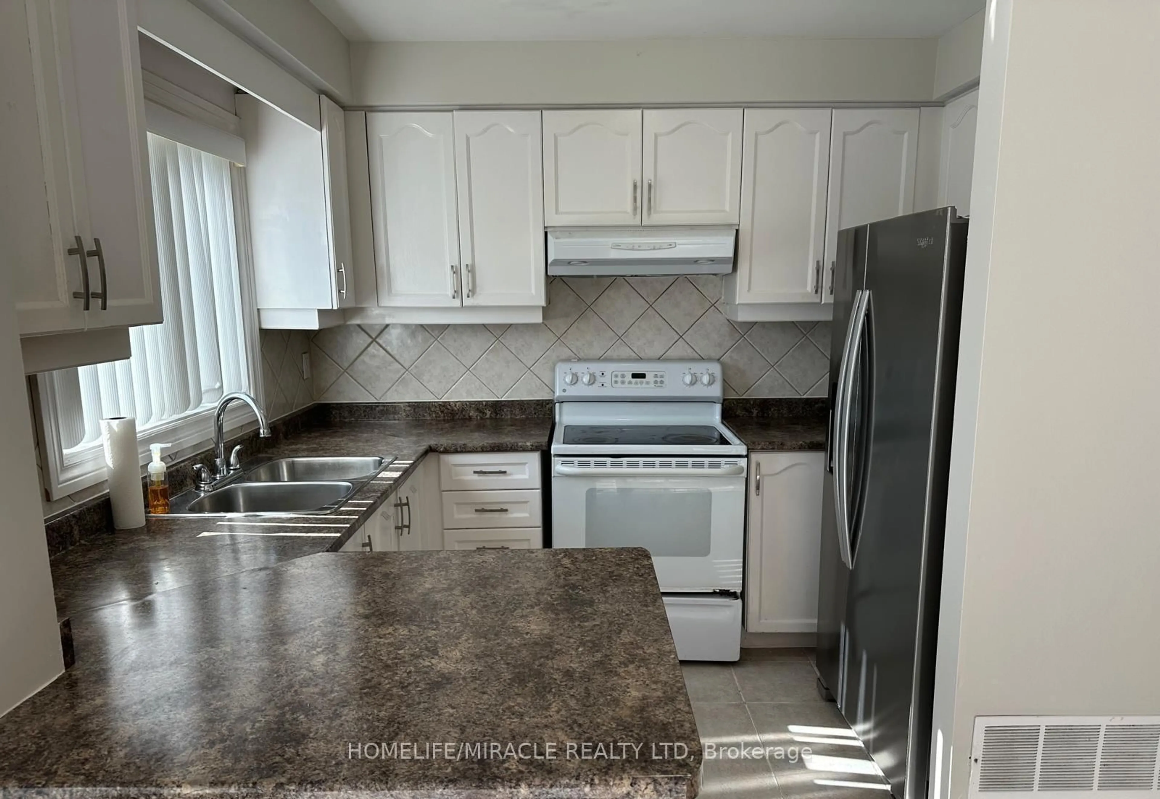 Standard kitchen, unknown for 1588 South Parade Crt #67, Mississauga Ontario L5M 6E7