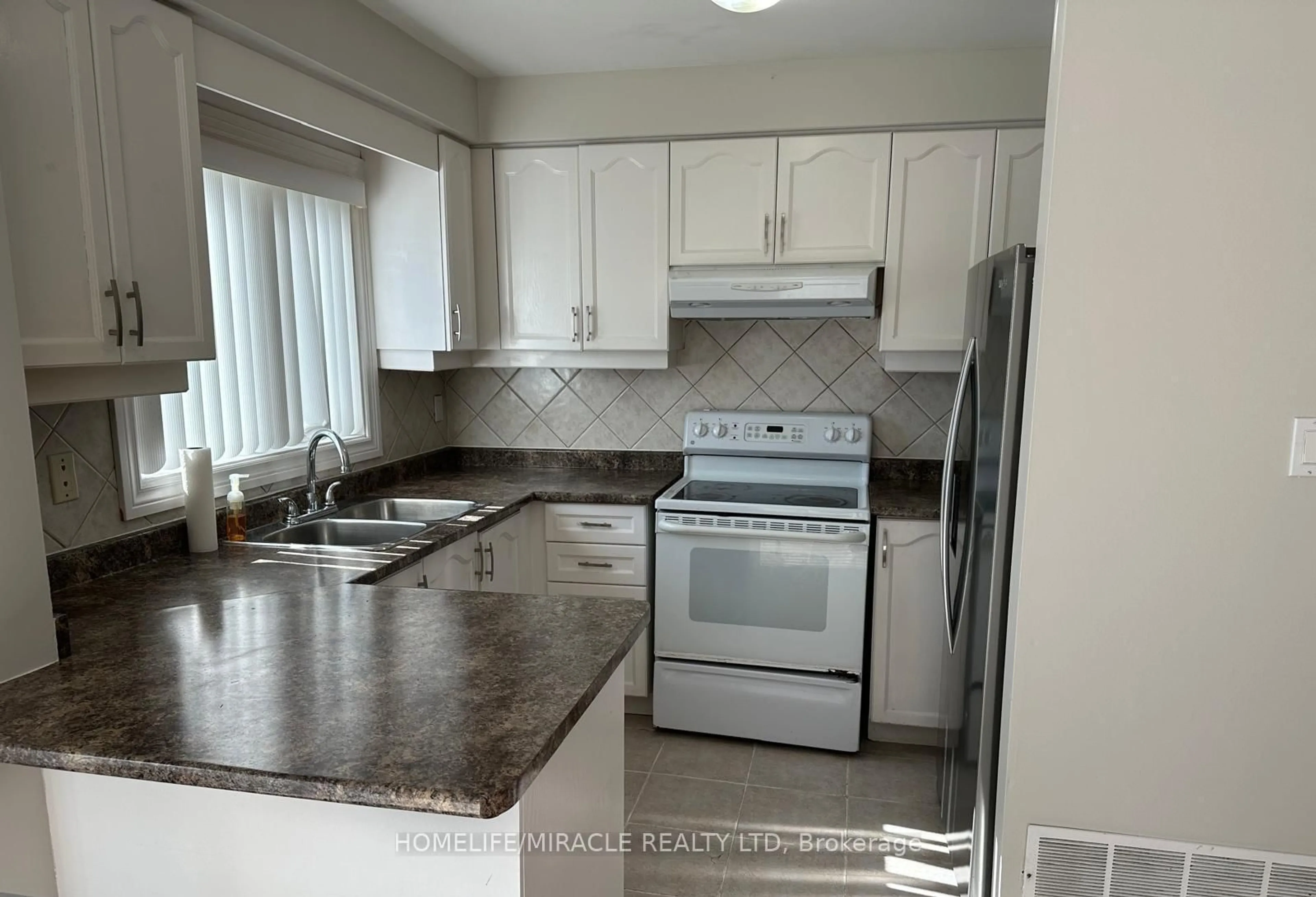 Standard kitchen, unknown for 1588 South Parade Crt #67, Mississauga Ontario L5M 6E7