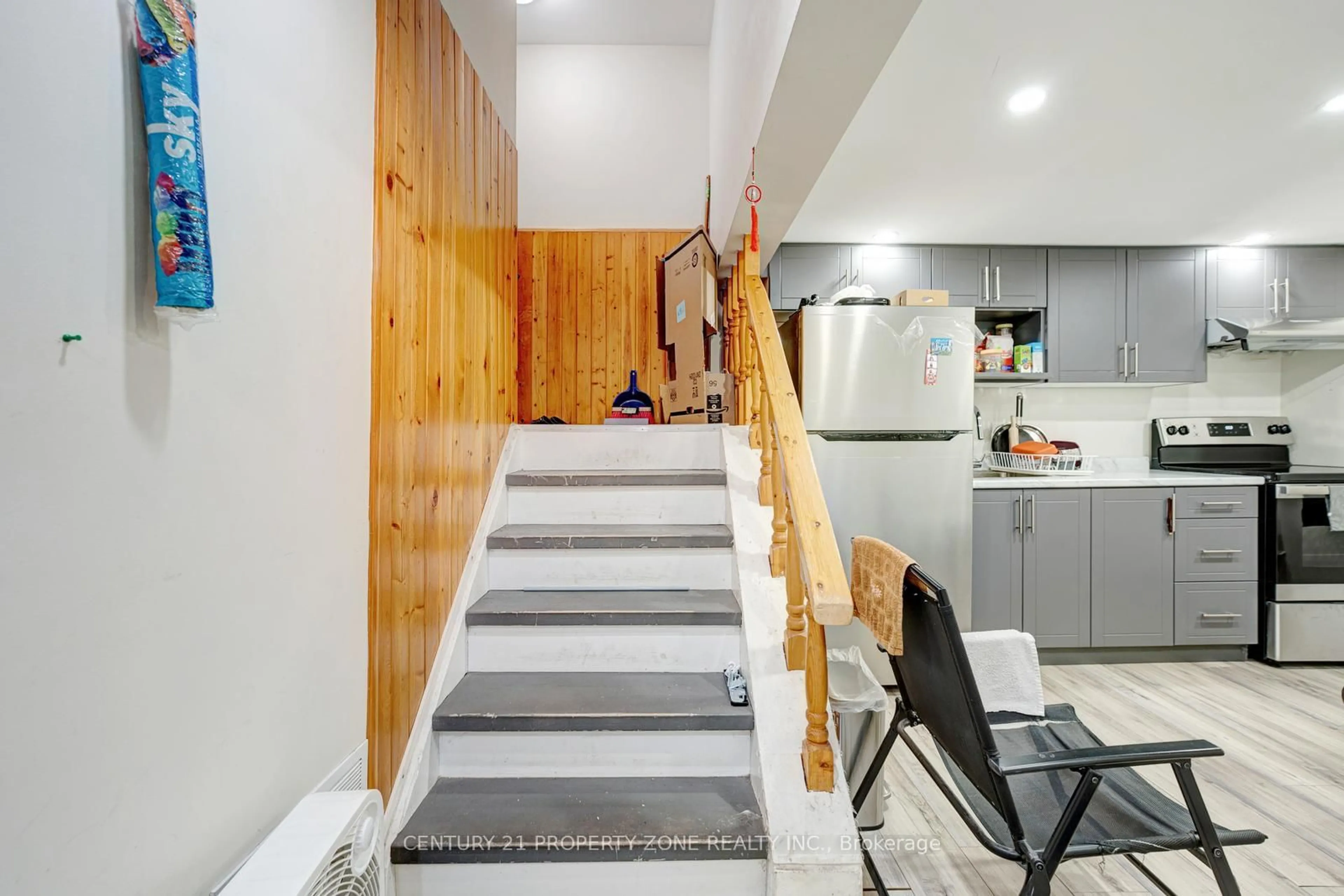 Indoor foyer for 3 Jasmine Sq, Brampton Ontario L6S 2N1