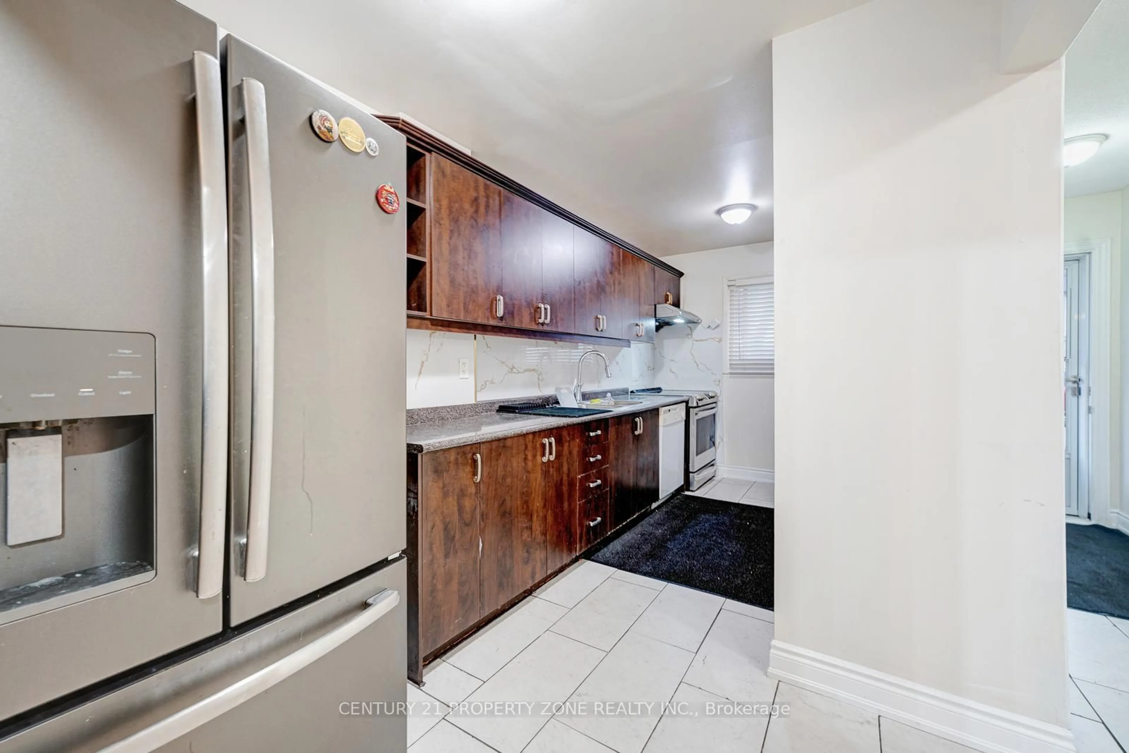 Standard kitchen, unknown for 3 Jasmine Sq, Brampton Ontario L6S 2N1