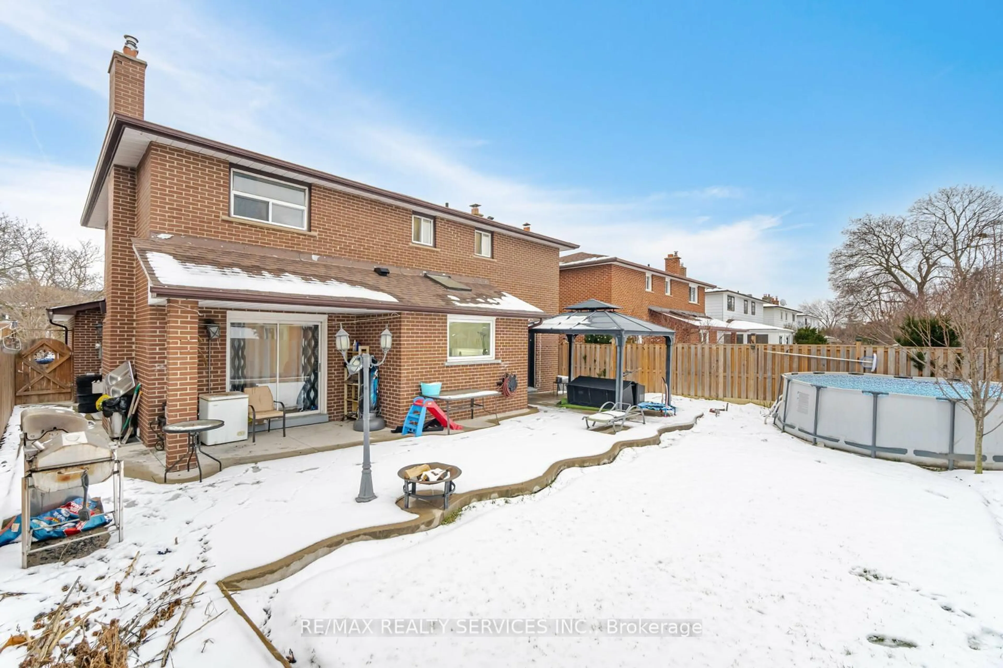 A pic from outside/outdoor area/front of a property/back of a property/a pic from drone, street for 277 Centre St, Brampton Ontario L6V 2R3