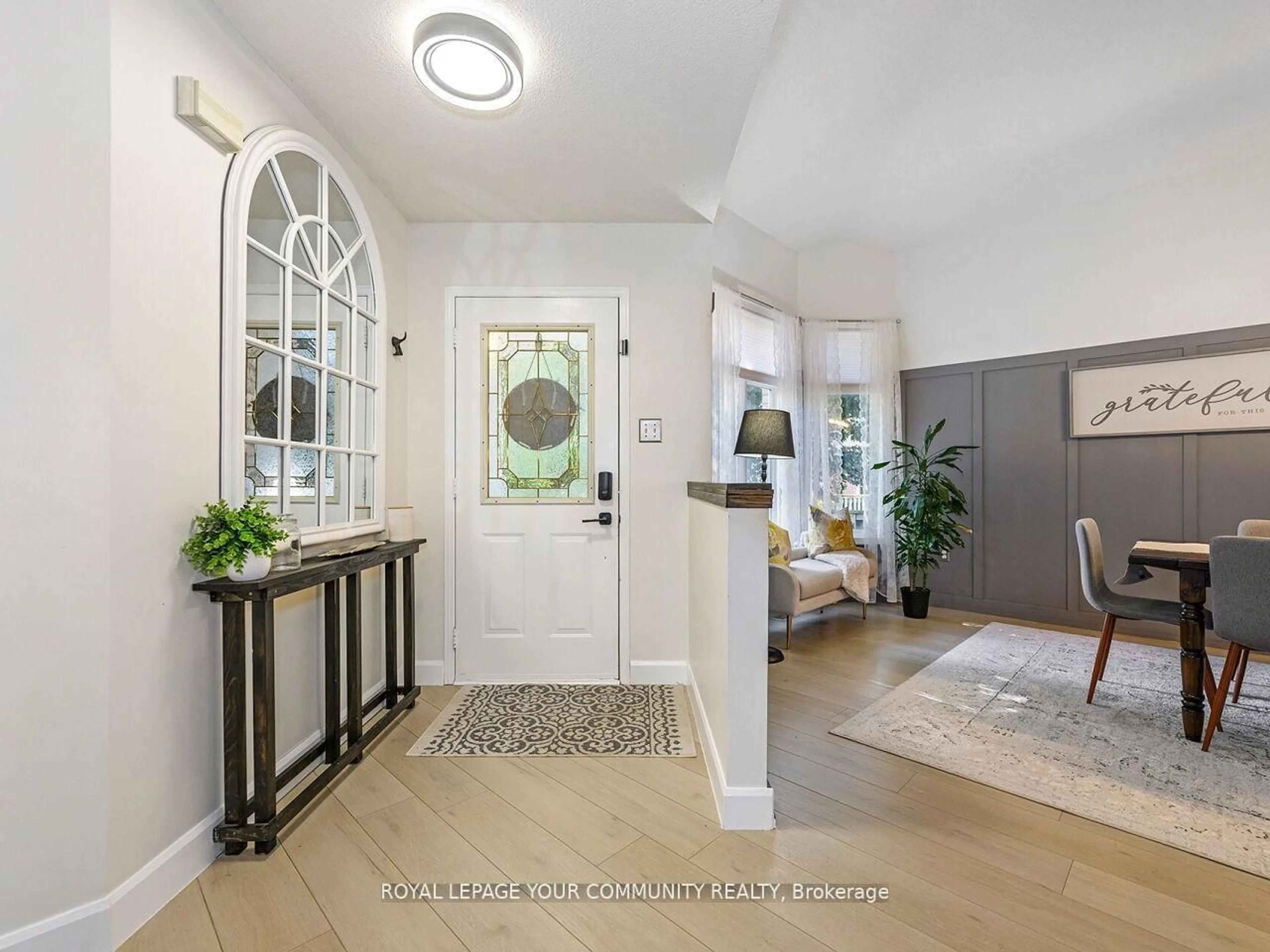 Indoor entryway for 2 Lawton Crt, Orangeville Ontario L9W 4X4