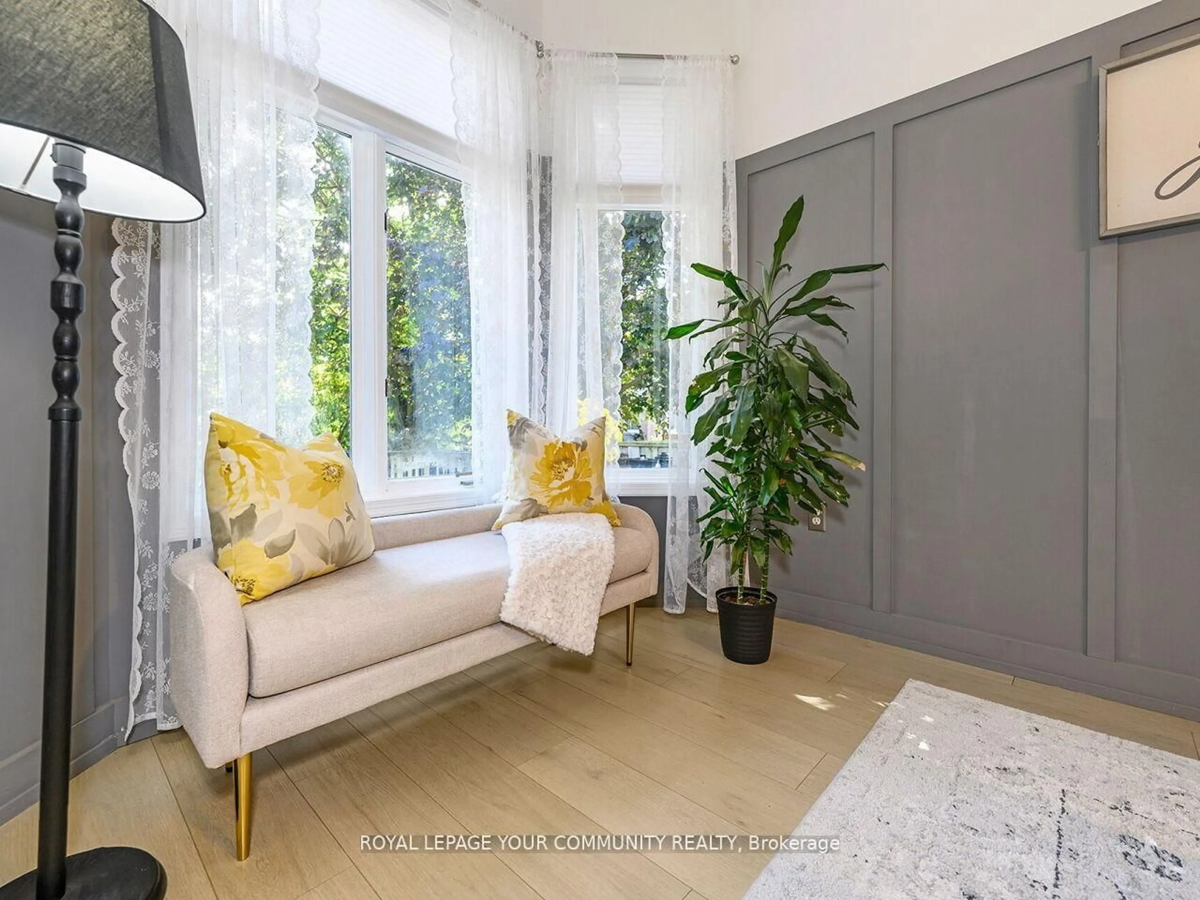 Living room with furniture, unknown for 2 Lawton Crt, Orangeville Ontario L9W 4X4