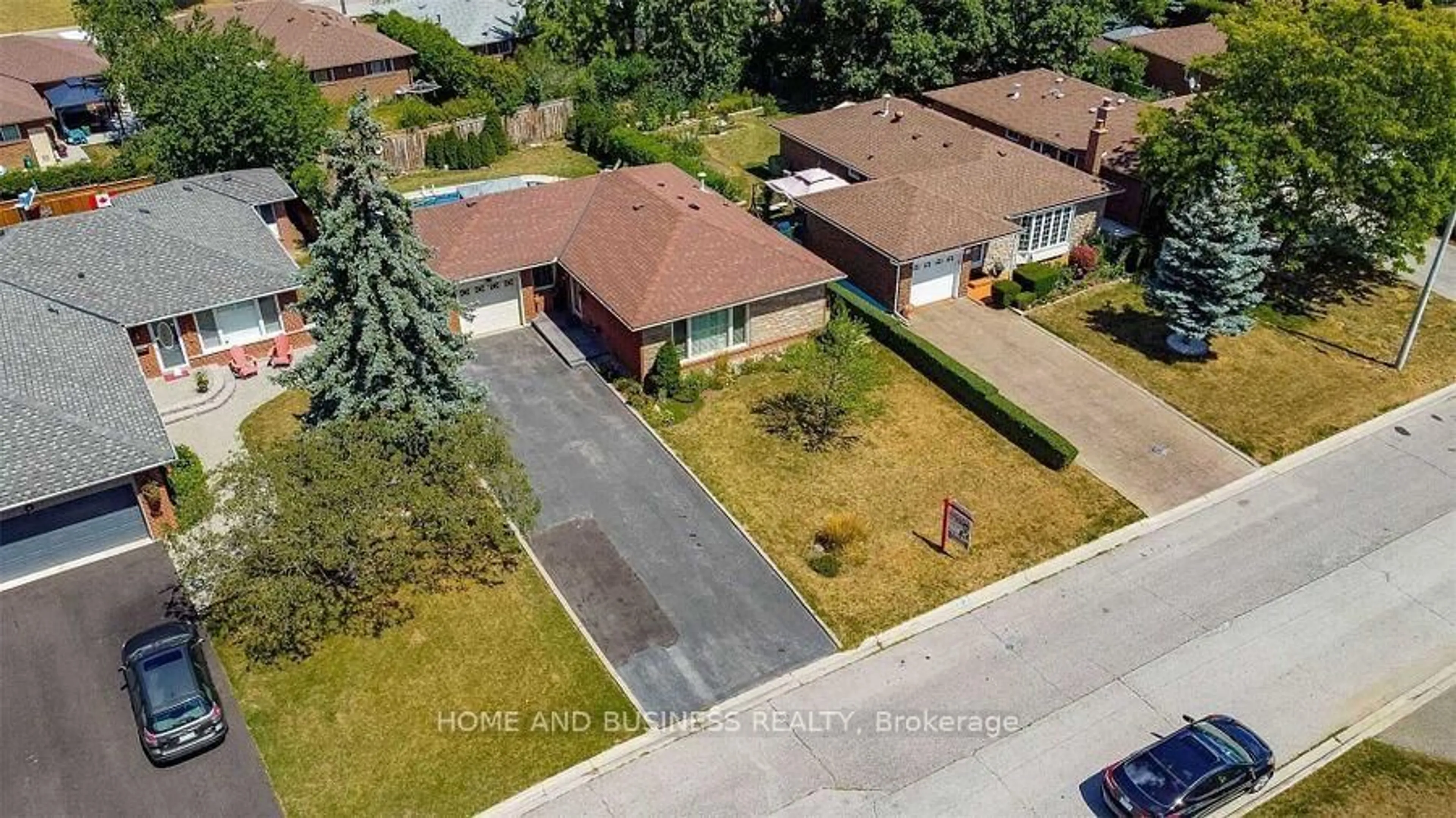 A pic from outside/outdoor area/front of a property/back of a property/a pic from drone, street for 22 Duncannon Cres, Brampton Ontario L6T 3G1