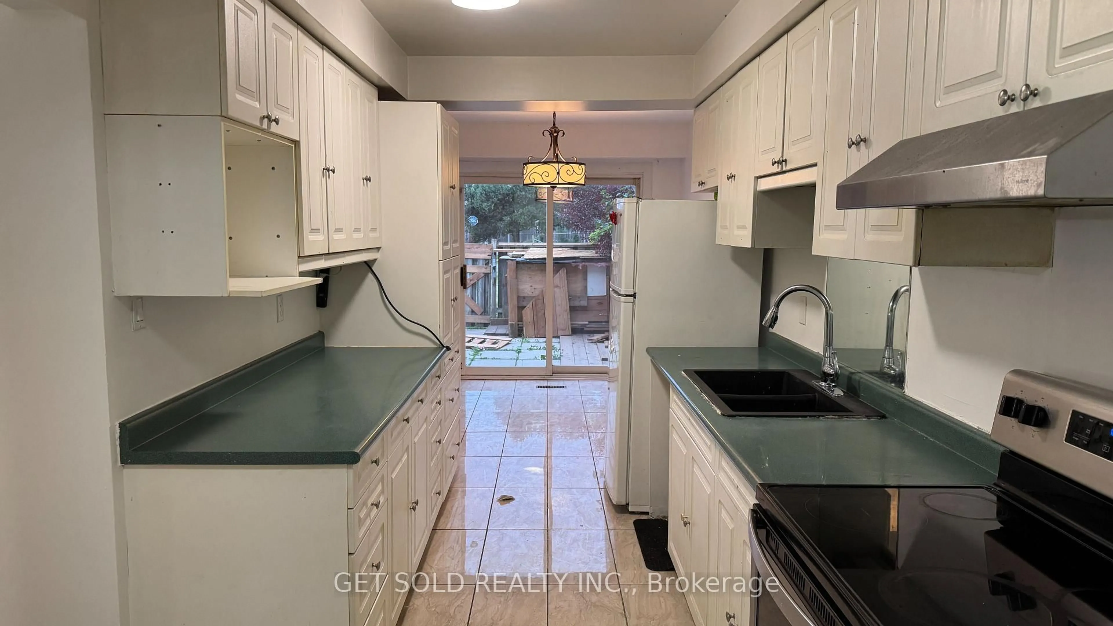 Standard kitchen, ceramic/tile floor for 7560 Goreway Dr #30, Mississauga Ontario L4T 2V2