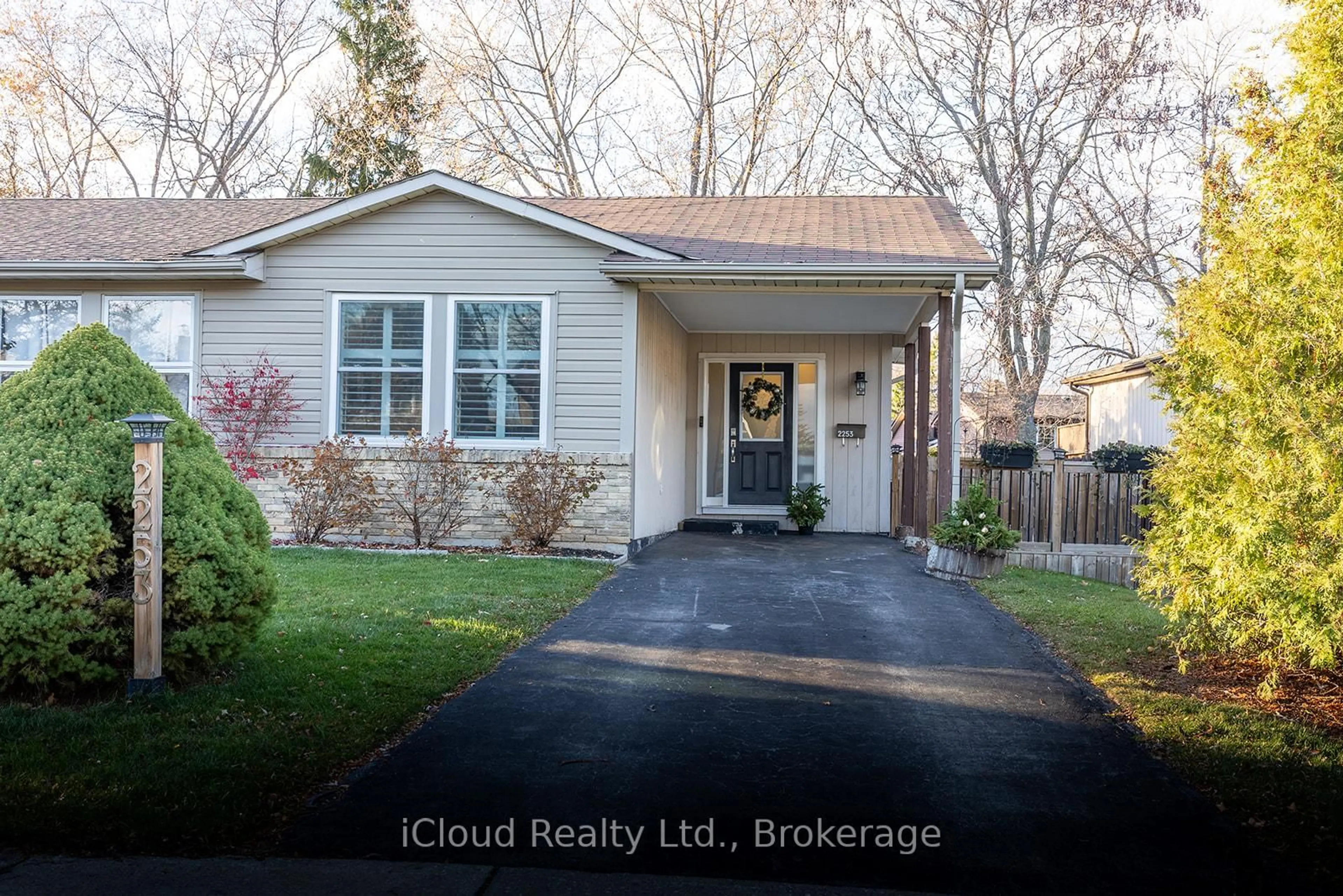 Home with vinyl exterior material, street for 2253 Melissa Cres, Burlington Ontario L7P 3T4