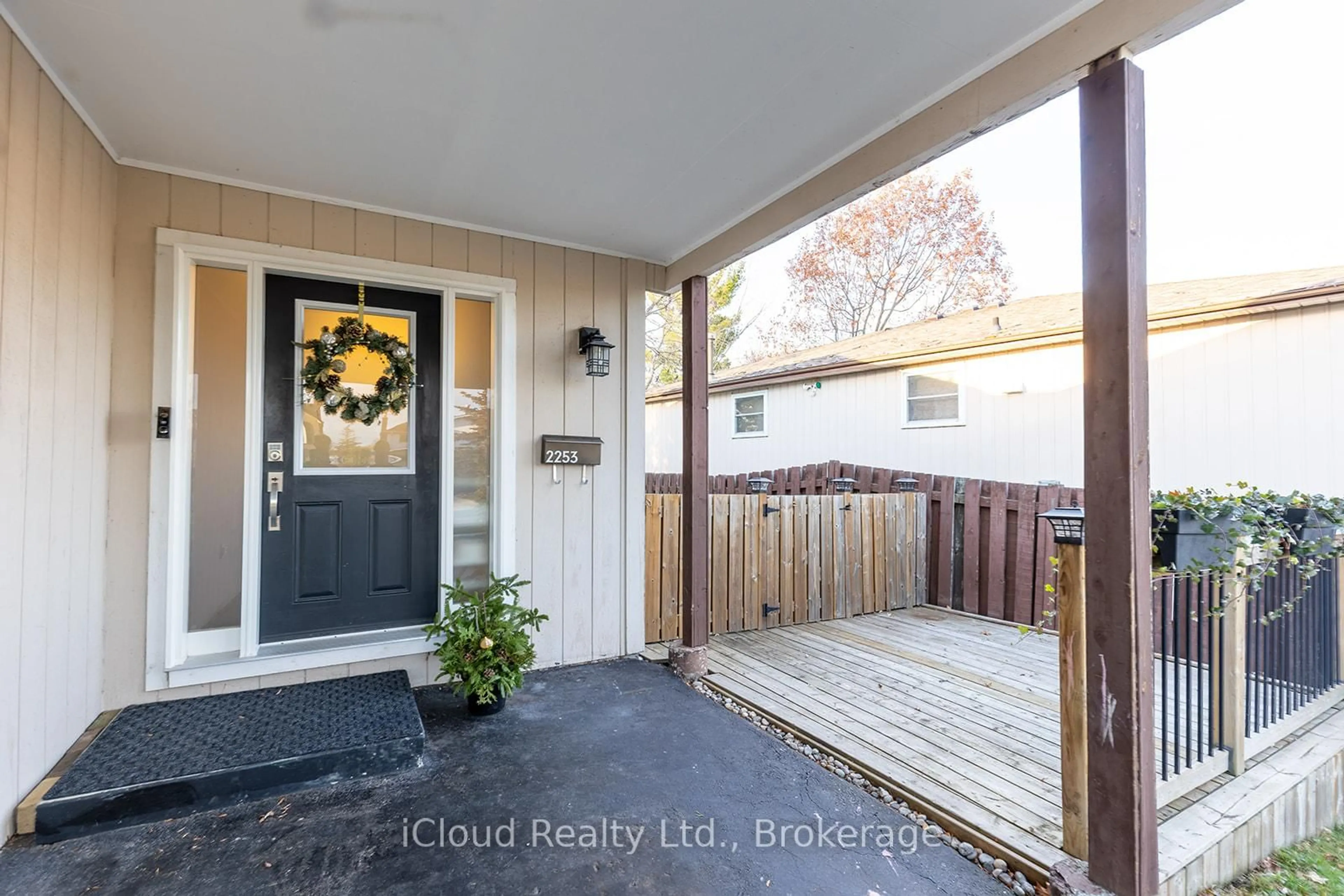Indoor entryway for 2253 Melissa Cres, Burlington Ontario L7P 3T4