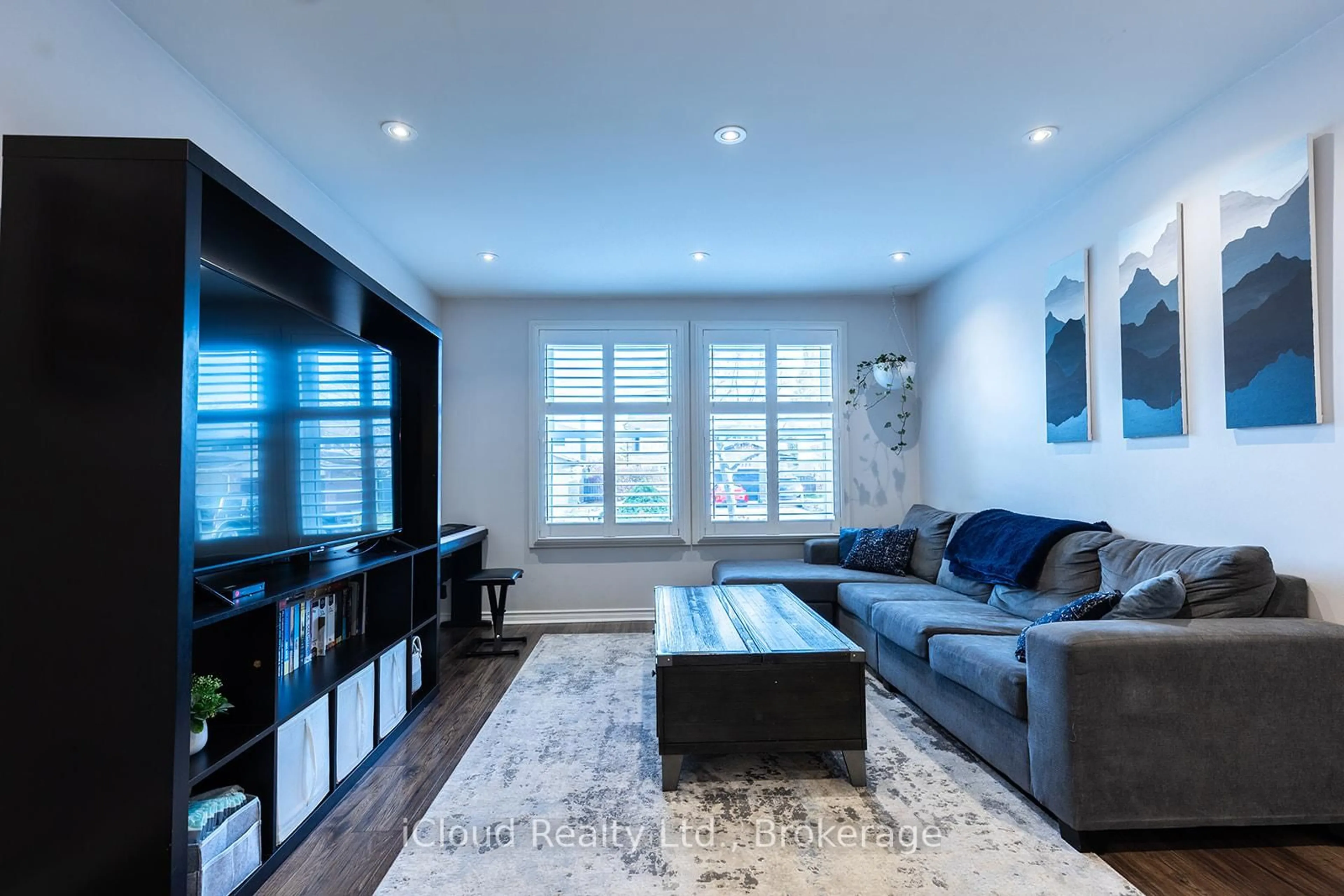 Living room with furniture, unknown for 2253 Melissa Cres, Burlington Ontario L7P 3T4