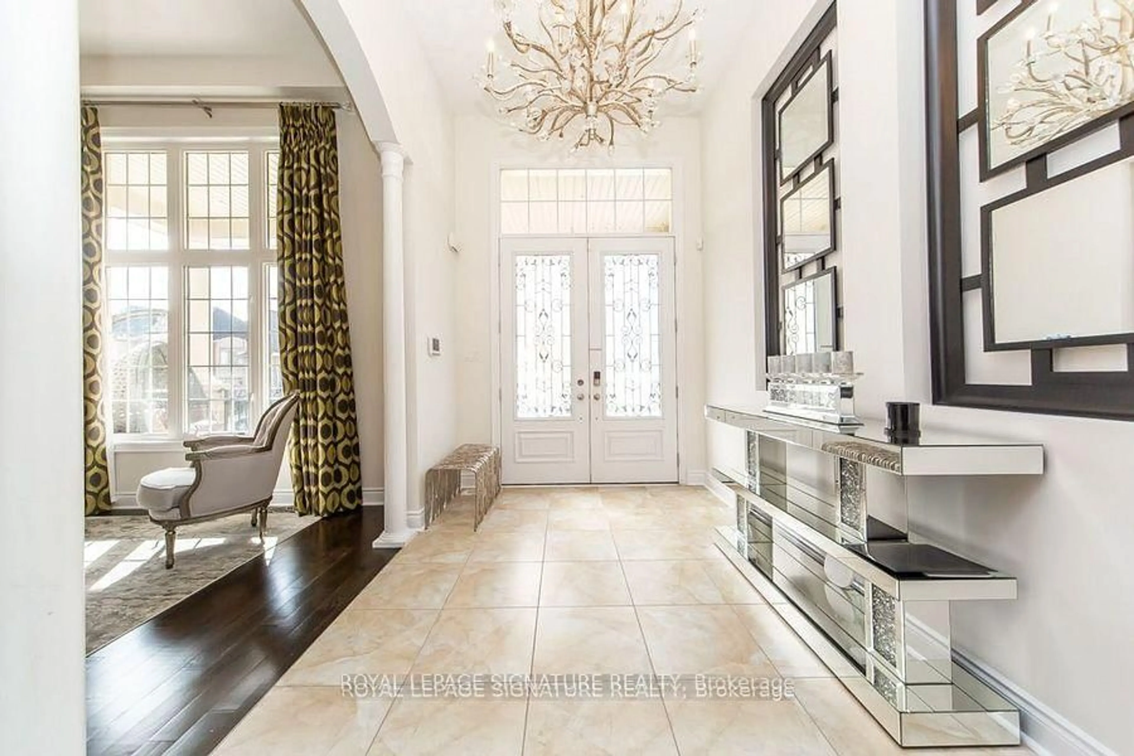 Indoor entryway for 37 Royal West Dr, Brampton Ontario L6X 0Z8