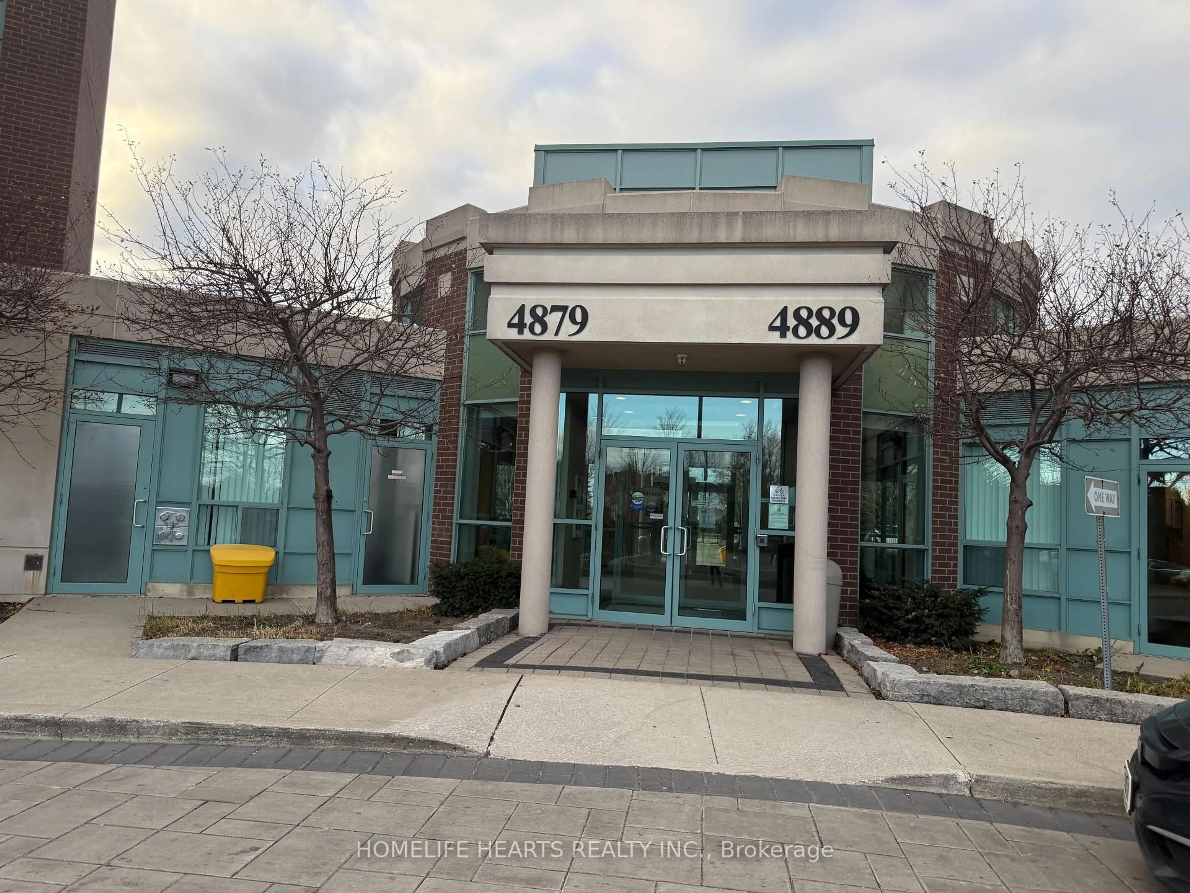 Indoor foyer for 4889 Kimbermount Ave #104, Mississauga Ontario L5M 7R8