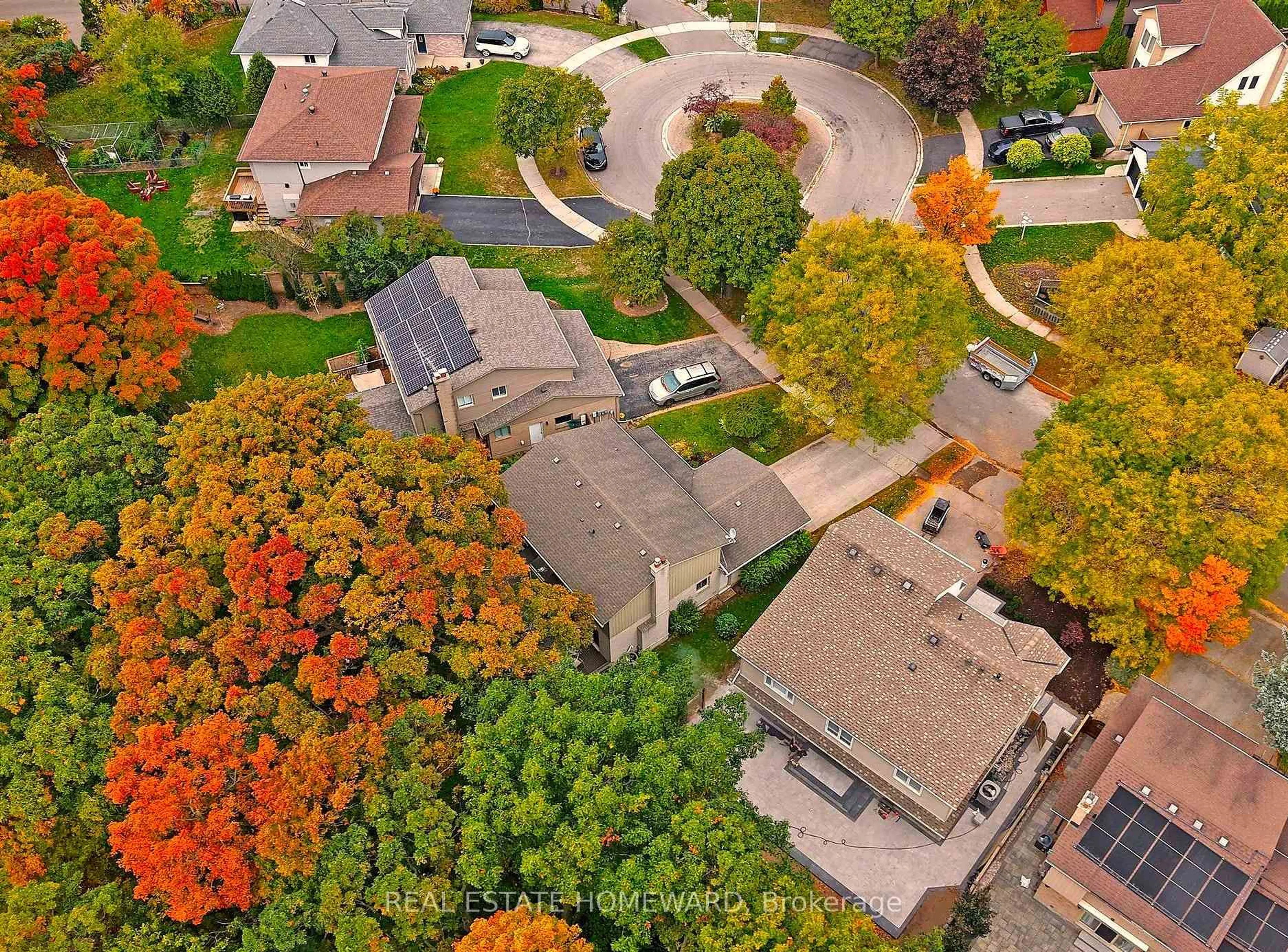 A pic from outside/outdoor area/front of a property/back of a property/a pic from drone, street for 3058 Viewmount Rd, Oakville Ontario L6L 5M7