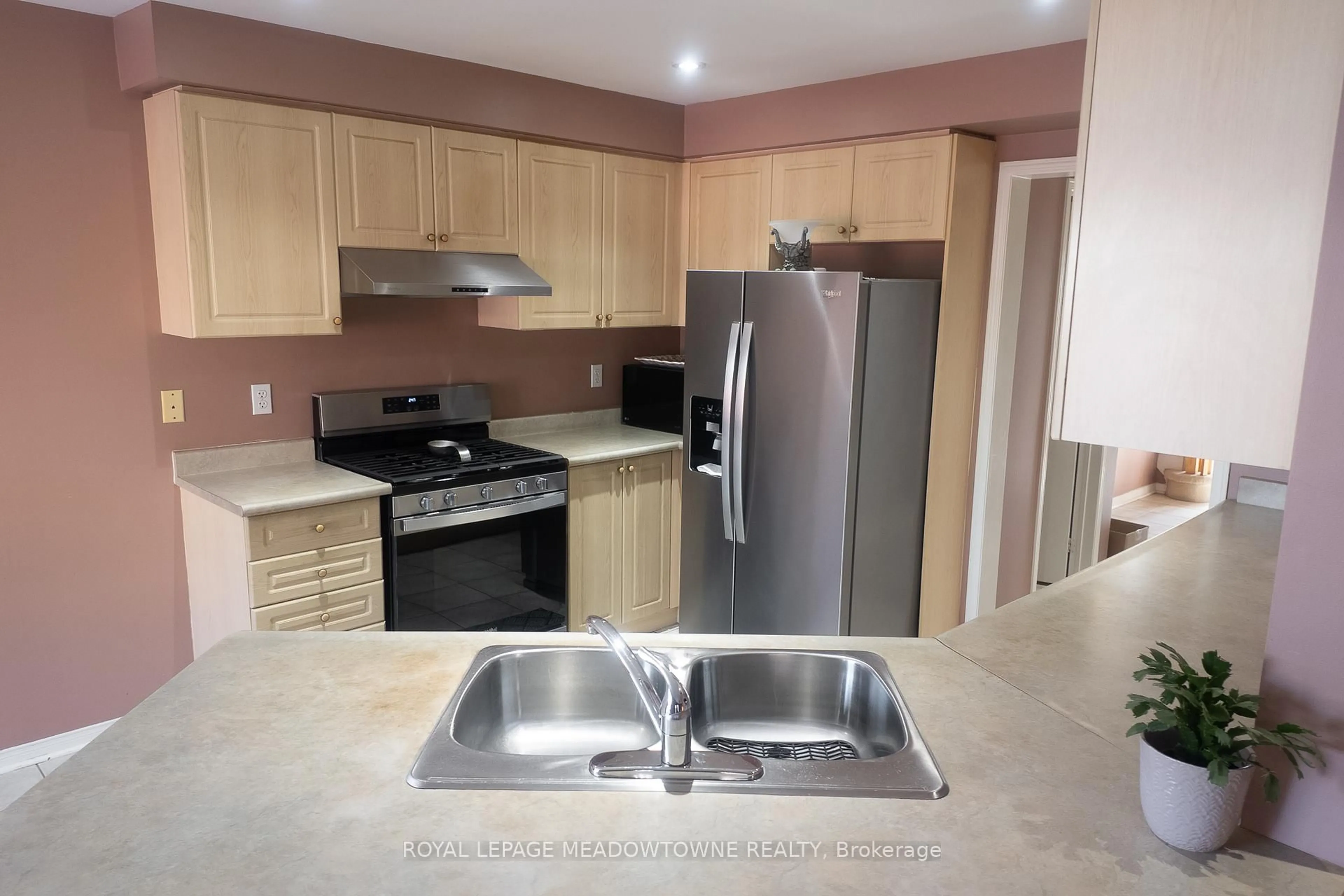 Standard kitchen, unknown for 47 Earl Grey Cres, Brampton Ontario L7A 2L2