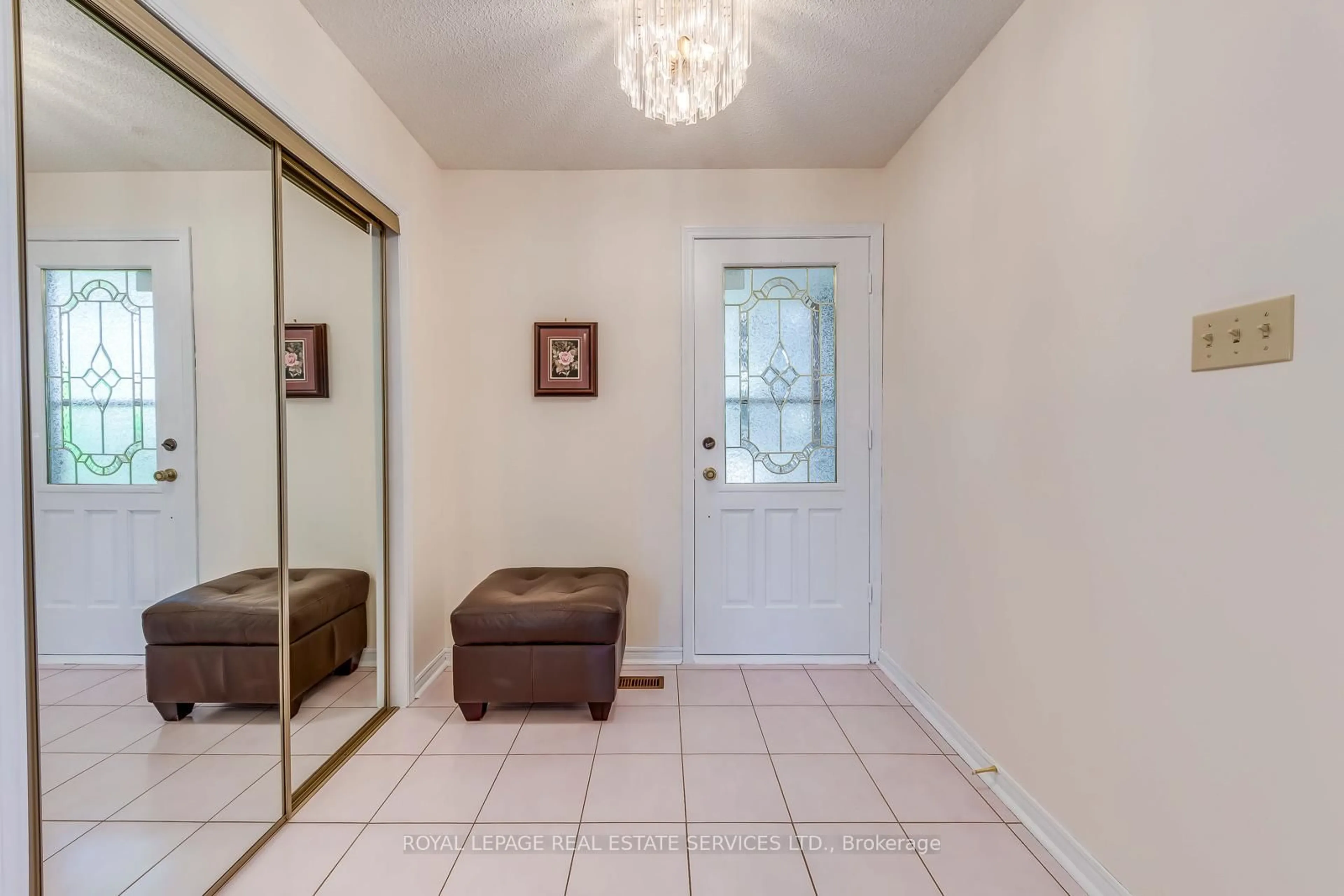 Indoor entryway for 4370 Goldenrod Cres, Mississauga Ontario L5V 1E3