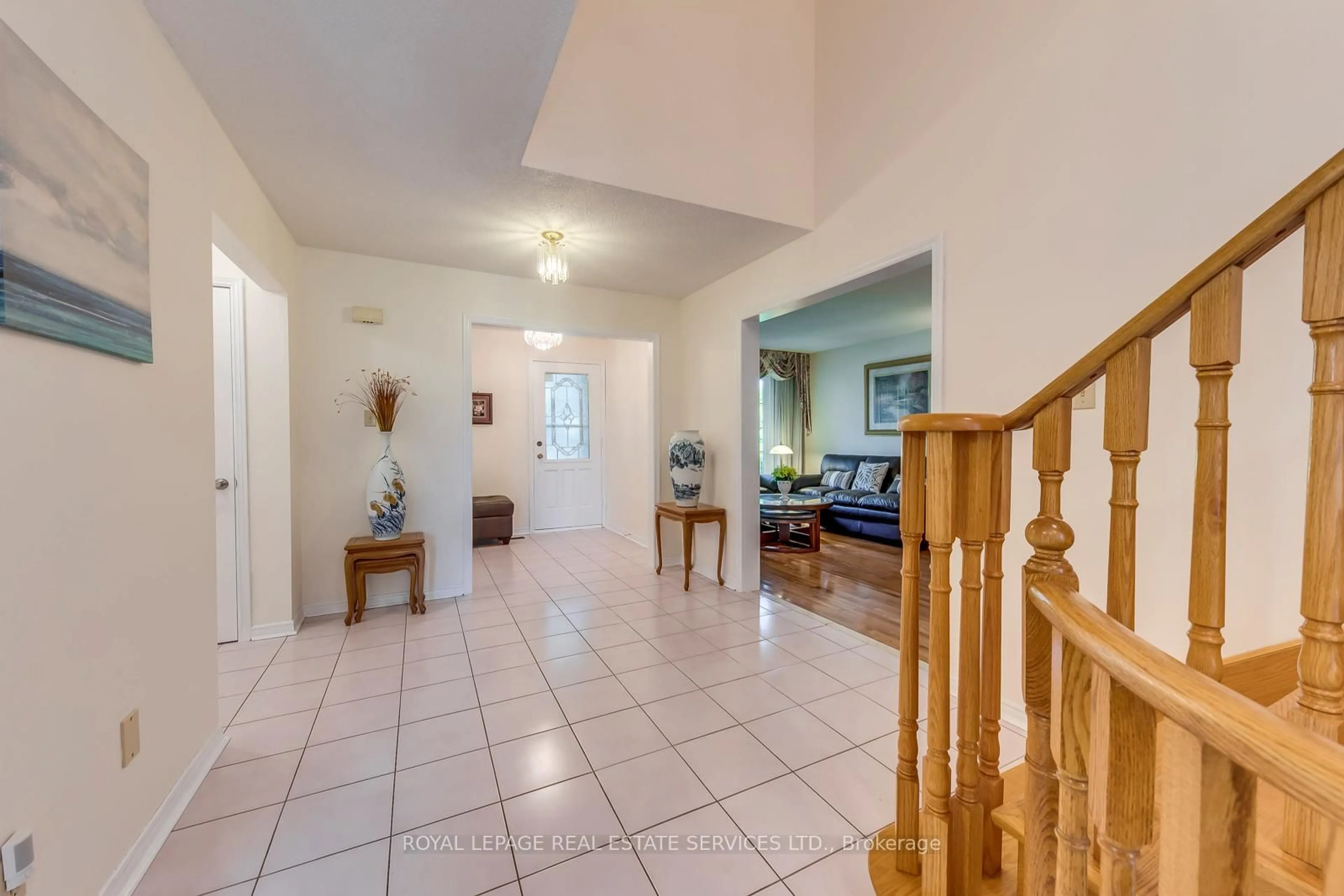 Indoor foyer for 4370 Goldenrod Cres, Mississauga Ontario L5V 1E3