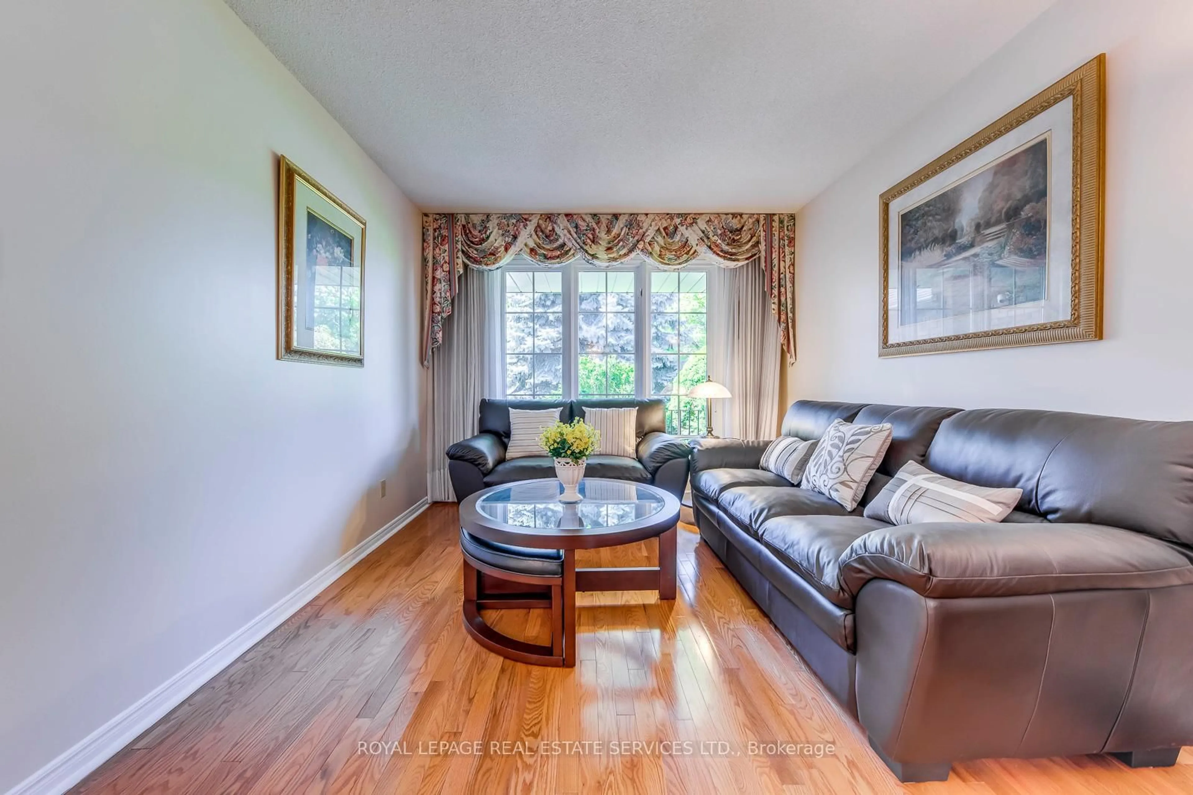 Living room with furniture, wood/laminate floor for 4370 Goldenrod Cres, Mississauga Ontario L5V 1E3