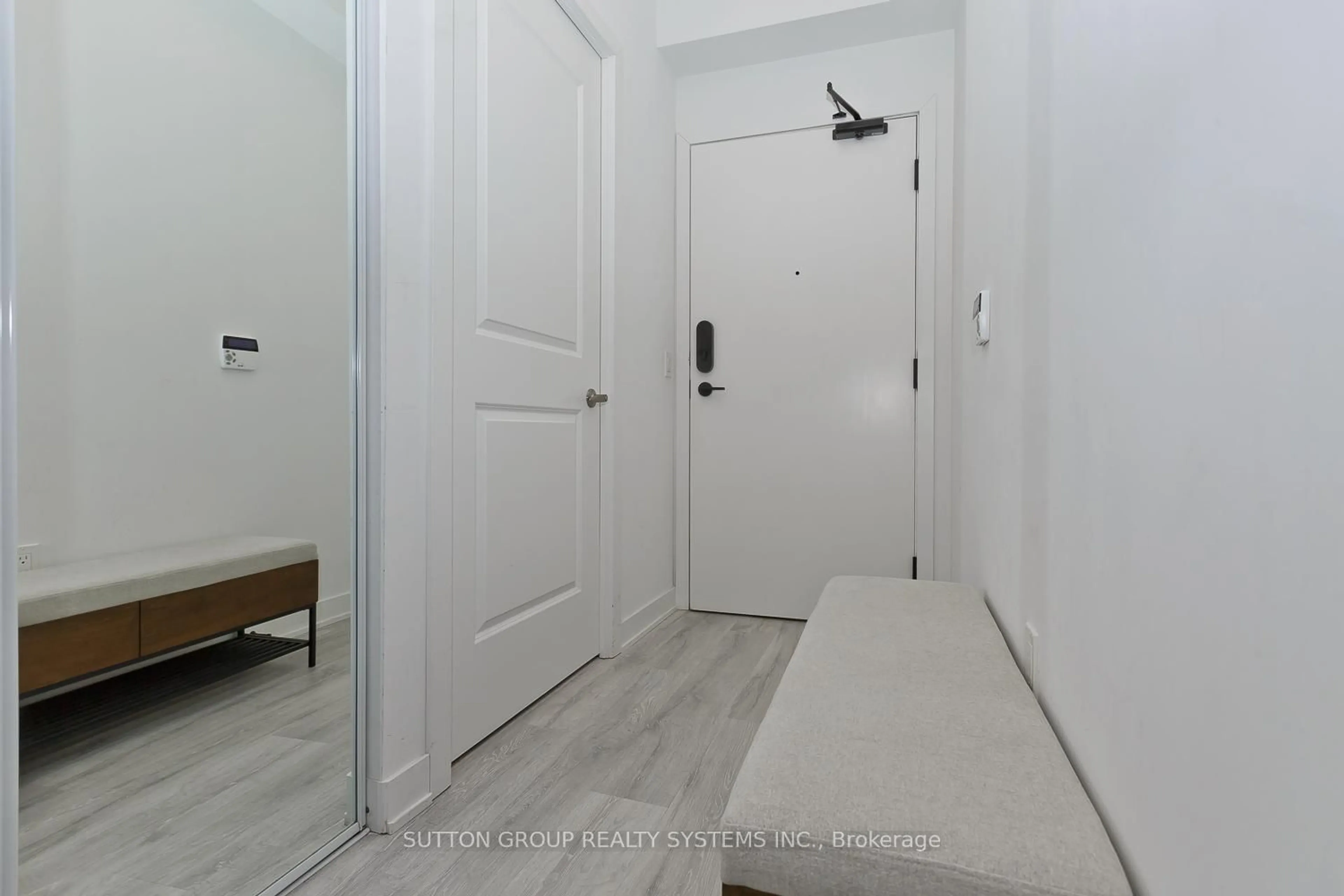 Indoor entryway for 4655 Metcalfe Ave #1409, Mississauga Ontario L5M 0Z7