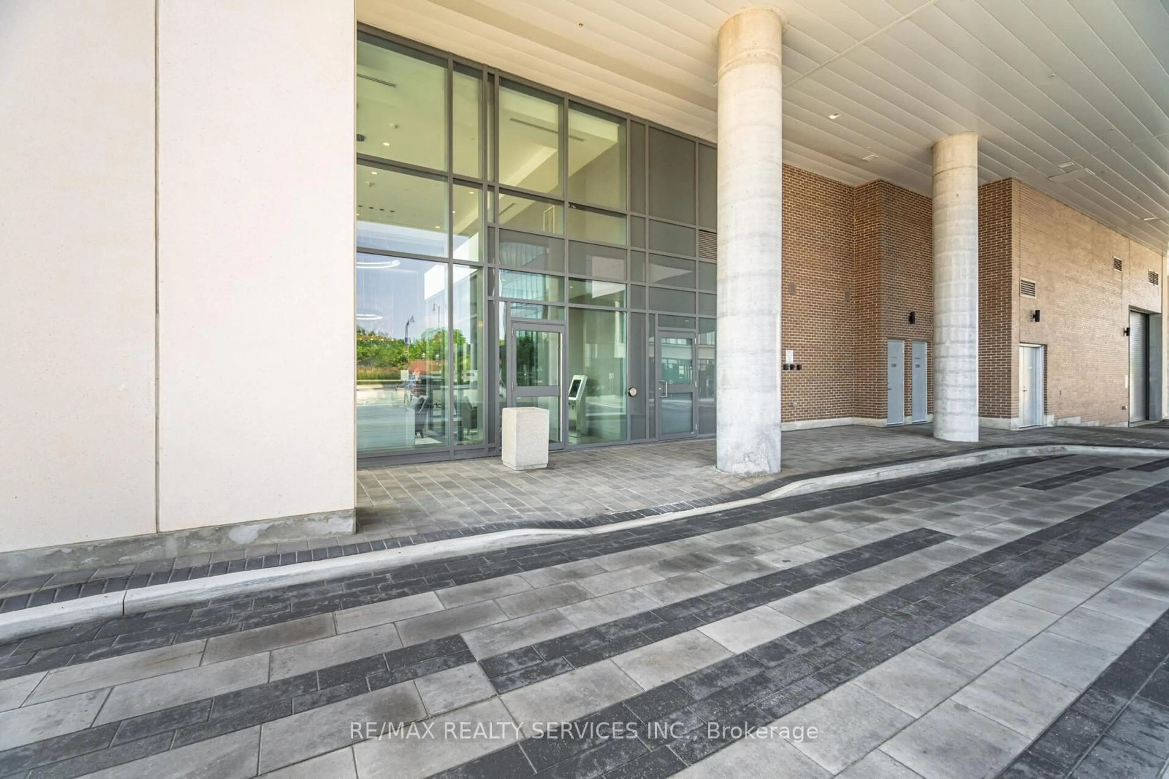 Indoor foyer for 15 Lynch St #1506, Brampton Ontario L6W 0C7