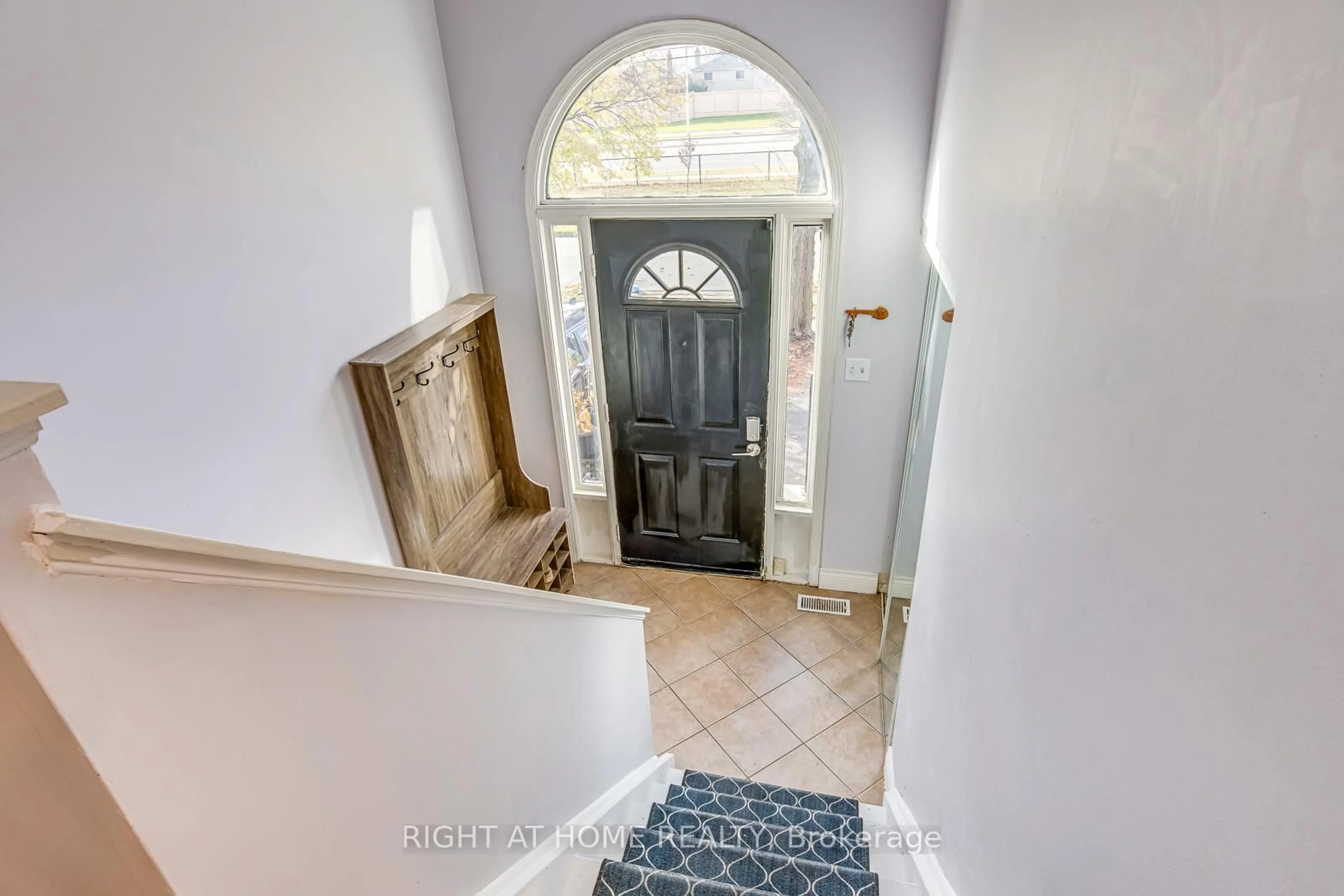Indoor entryway for 1558 Litchfield Rd, Oakville Ontario L6H 5P3