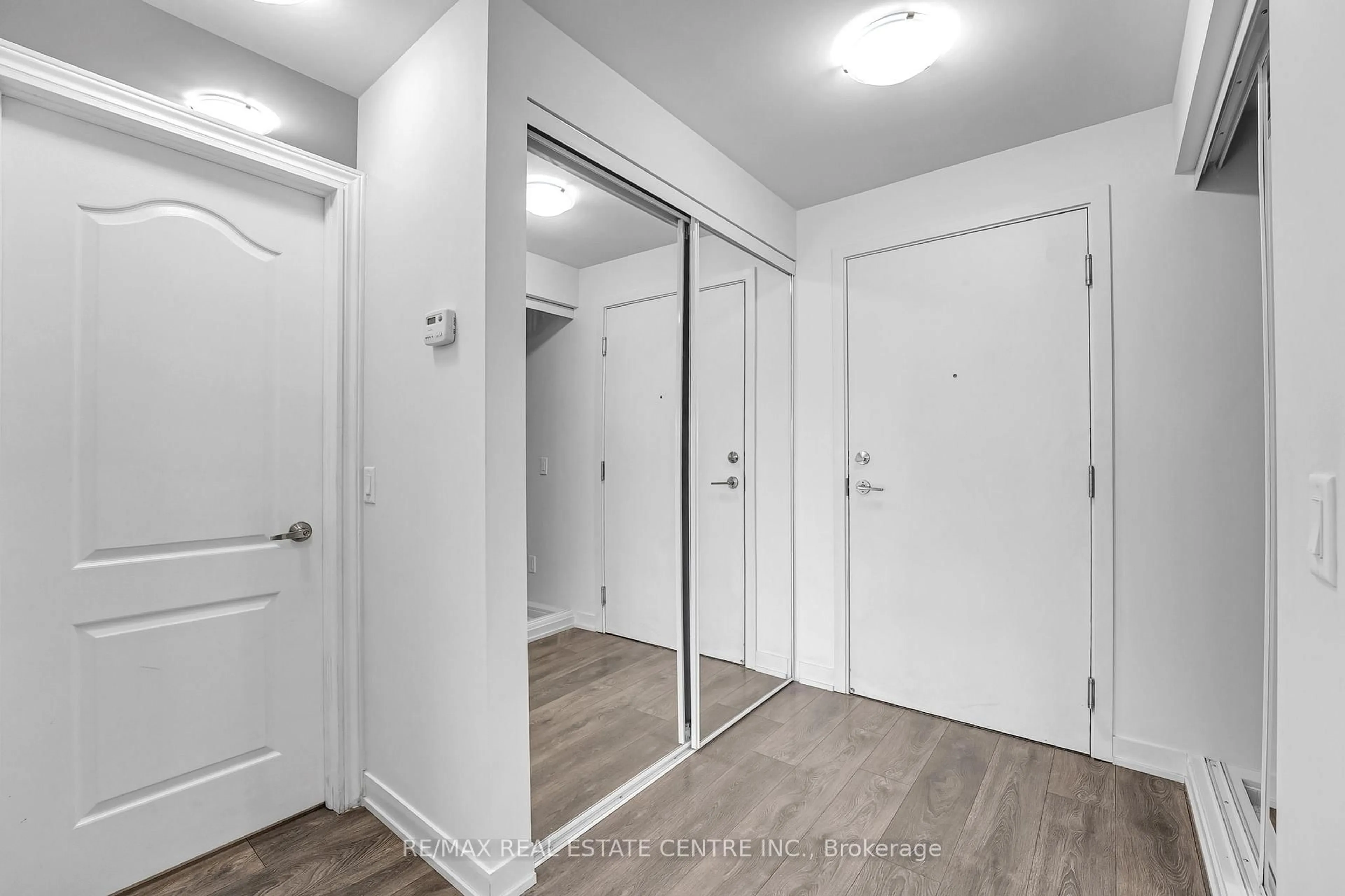 Indoor entryway for 62 Sky Harbour Dr #407, Brampton Ontario L6Y 6J2
